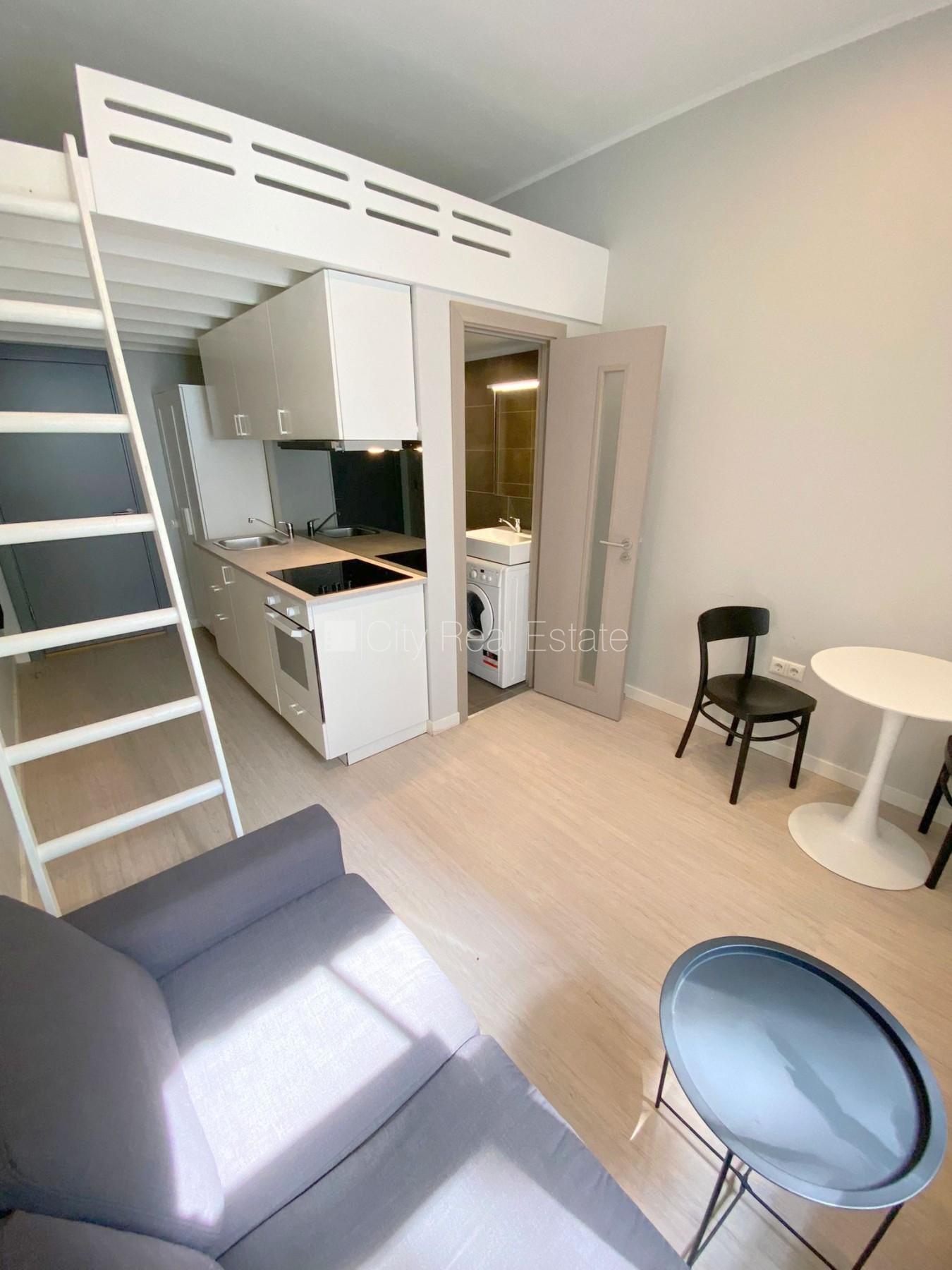 Sludinājumi. Fasādes māja, renovēta māja, slēgts pagalms, ieeja no ielas, kāpņu telpa pēc kapitālā remonta, logi Cena: 320 EUR/mēn Foto #1