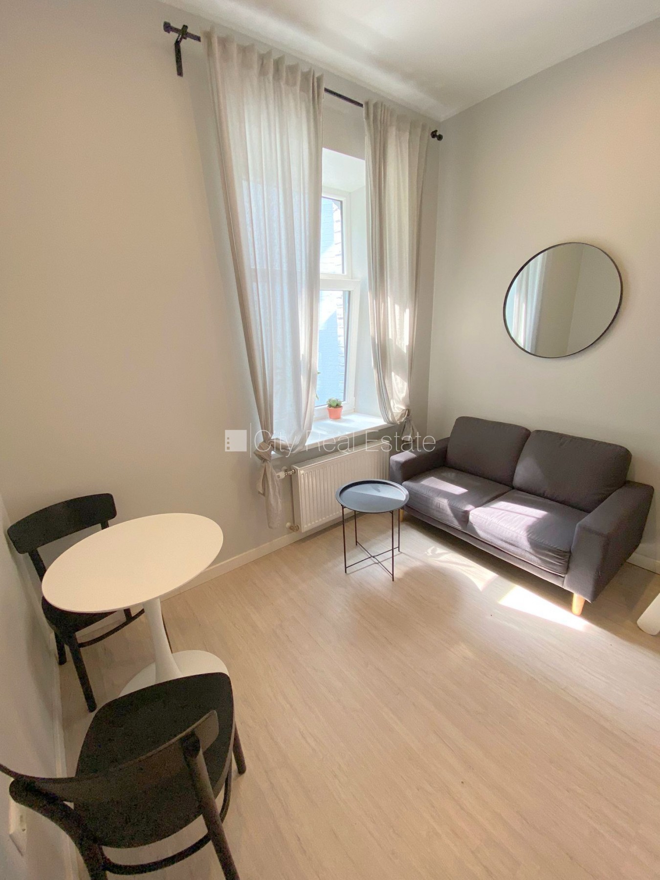 Sludinājumi. Fasādes māja, renovēta māja, slēgts pagalms, ieeja no ielas, kāpņu telpa pēc kapitālā remonta, logi Cena: 320 EUR/mēn Foto #4