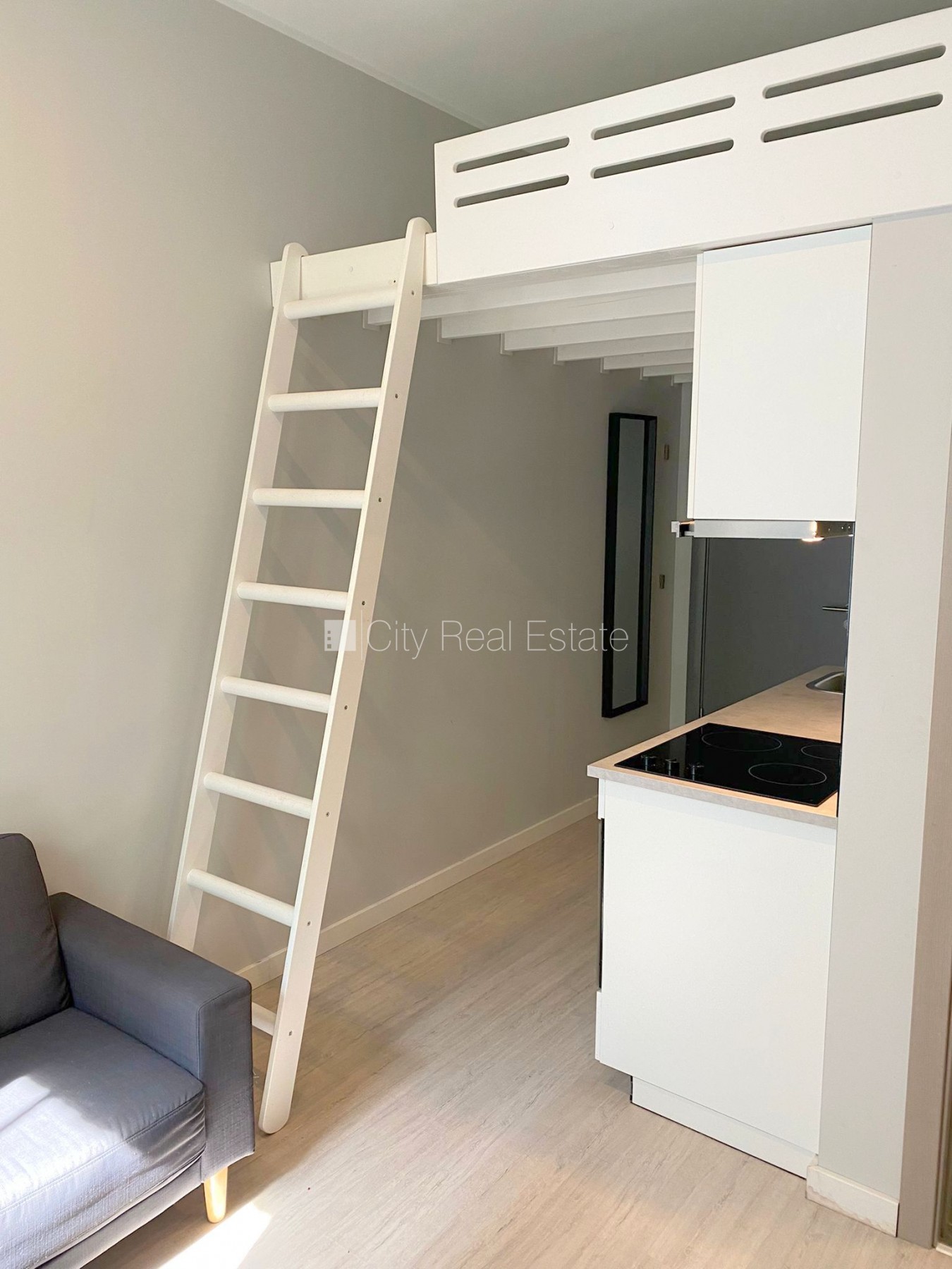 Sludinājumi. Fasādes māja, renovēta māja, slēgts pagalms, ieeja no ielas, kāpņu telpa pēc kapitālā remonta, logi Cena: 320 EUR/mēn Foto #5