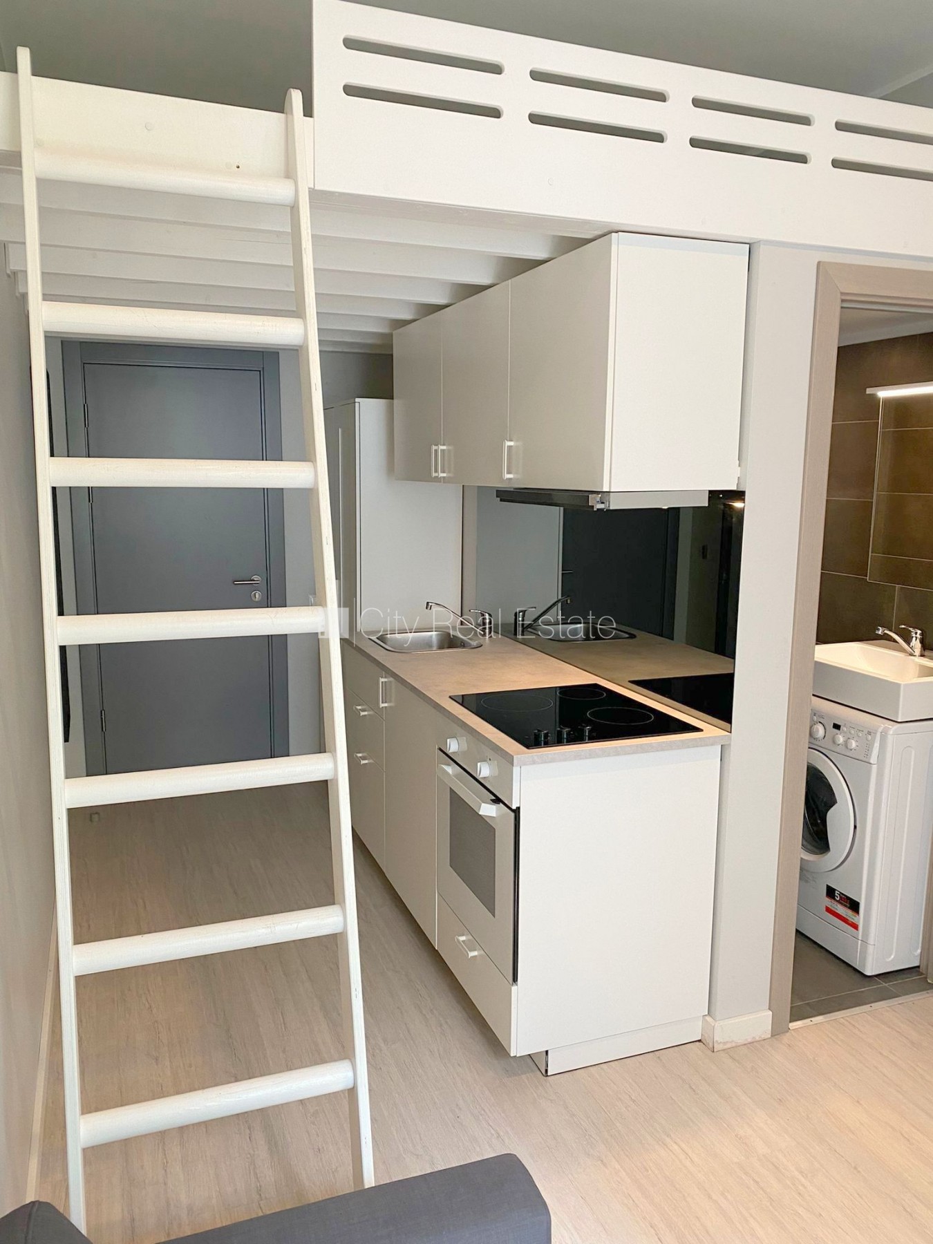 Sludinājumi. Fasādes māja, renovēta māja, slēgts pagalms, ieeja no ielas, kāpņu telpa pēc kapitālā remonta, logi Cena: 320 EUR/mēn Foto #6