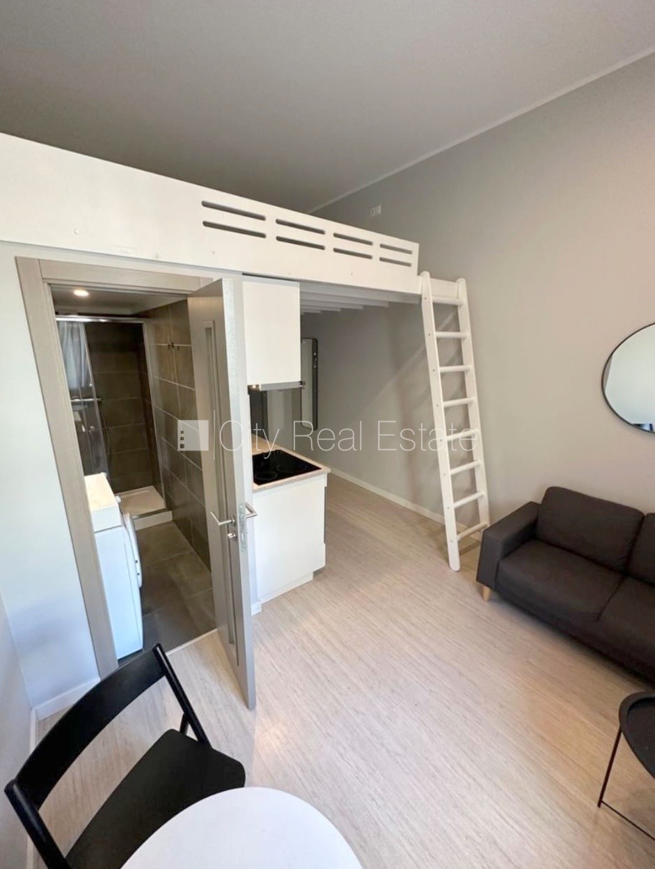 Объявление. Фасадный дом, реновированный дом, закрытый двор, вход с улицы, лестничная клетка после капитального Цена: 320 EUR/мес. Foto #2