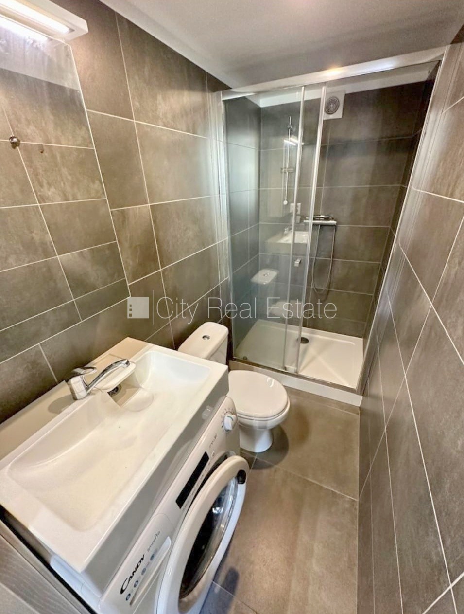 Объявление. Фасадный дом, реновированный дом, закрытый двор, вход с улицы, лестничная клетка после капитального Цена: 320 EUR/мес. Foto #8