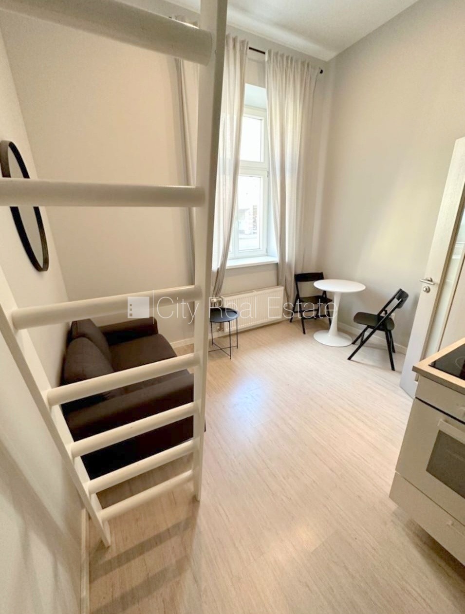 Объявление. Фасадный дом, реновированный дом, закрытый двор, вход с улицы, лестничная клетка после капитального Цена: 320 EUR/мес. Foto #5