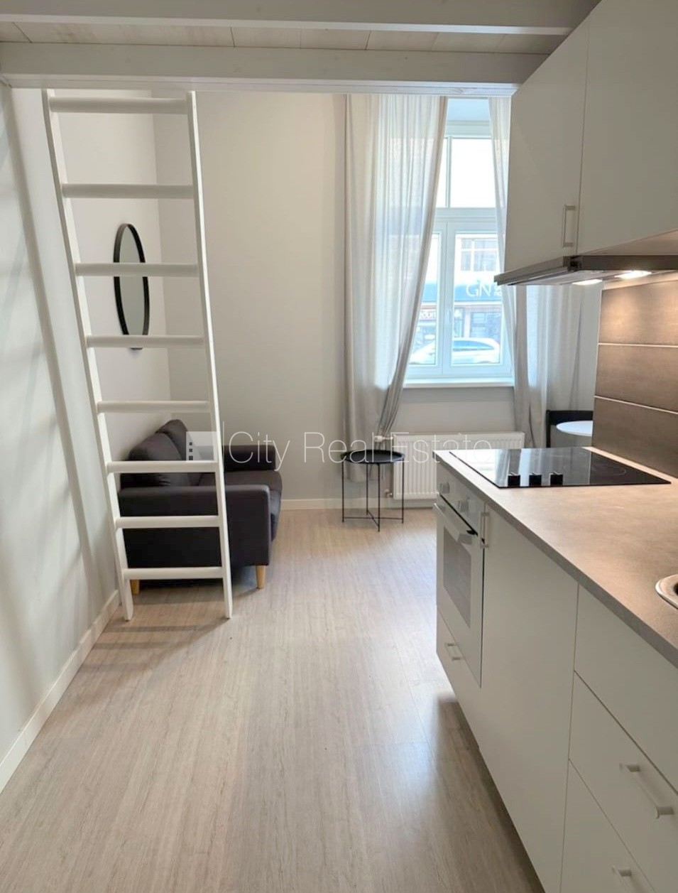 Объявление. Фасадный дом, реновированный дом, закрытый двор, вход с улицы, лестничная клетка после капитального Цена: 320 EUR/мес. Foto #4