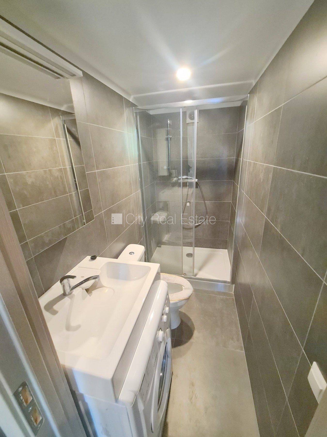 Объявление. Фасадный дом, реновированный дом, закрытый двор, вход с улицы, лестничная клетка после капитального Цена: 320 EUR/мес. Foto #9