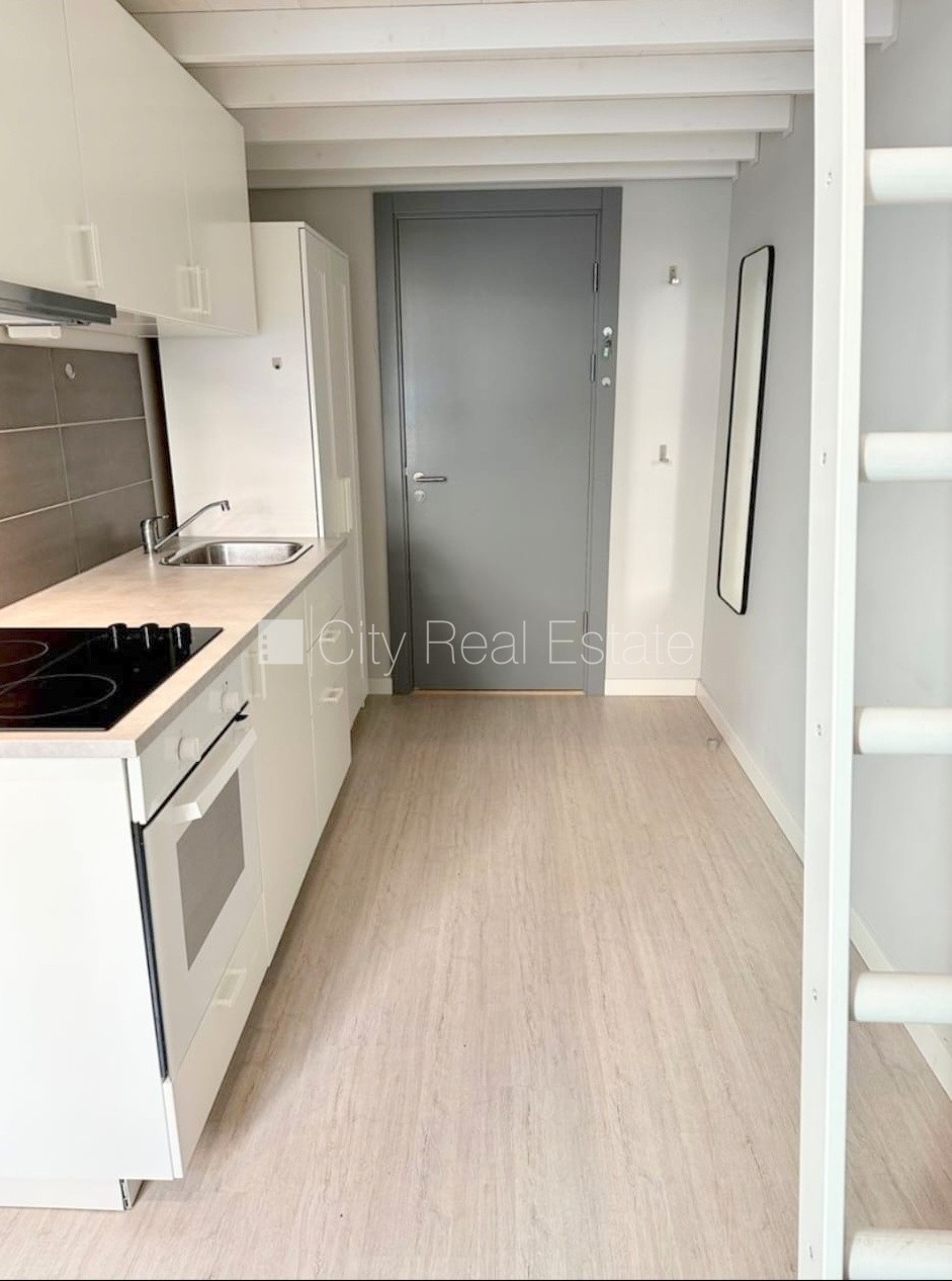 Объявление. Фасадный дом, реновированный дом, закрытый двор, вход с улицы, лестничная клетка после капитального Цена: 320 EUR/мес. Foto #3