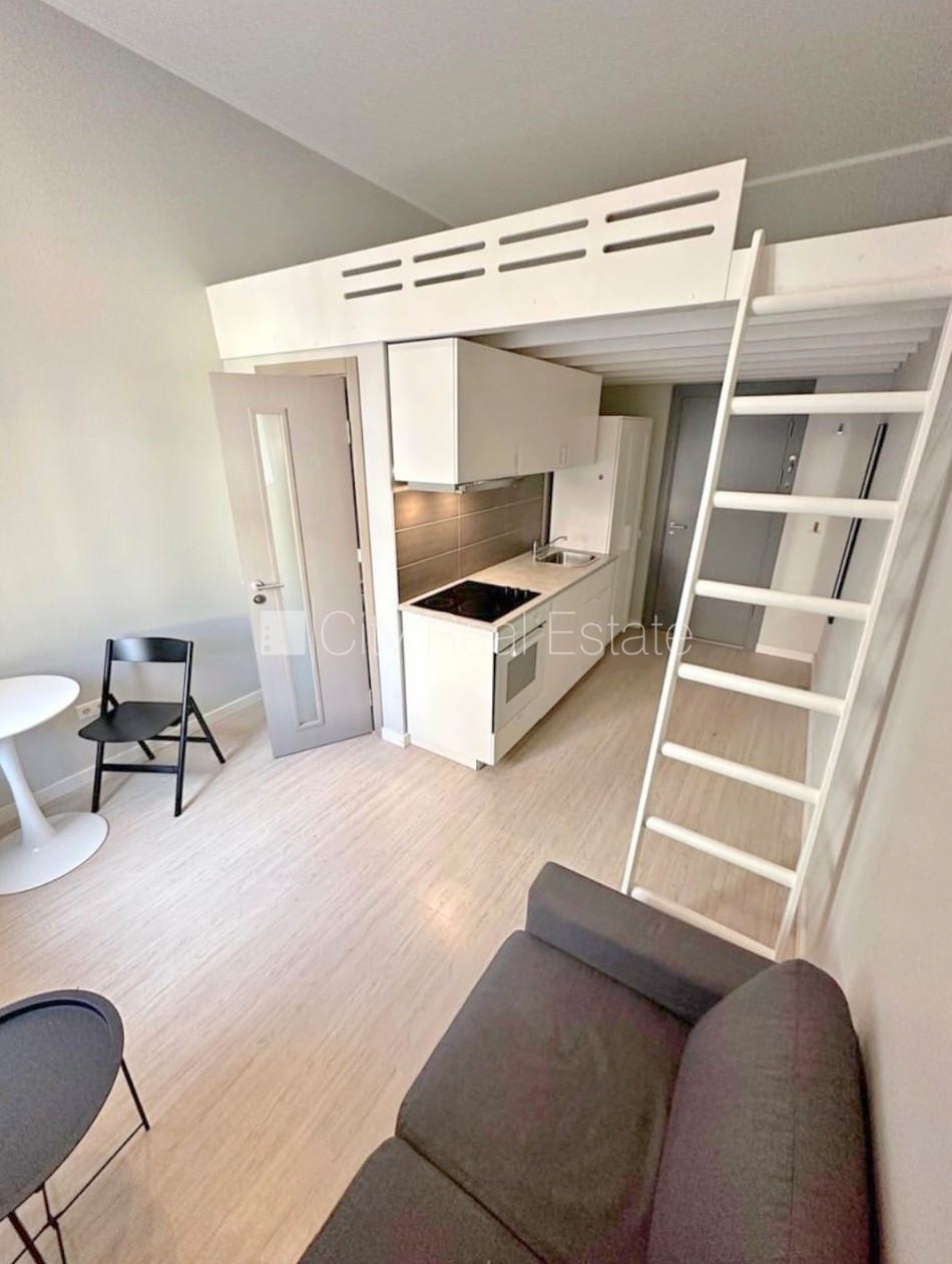 Объявление. Фасадный дом, реновированный дом, закрытый двор, вход с улицы, лестничная клетка после капитального Цена: 320 EUR/мес. Foto #1