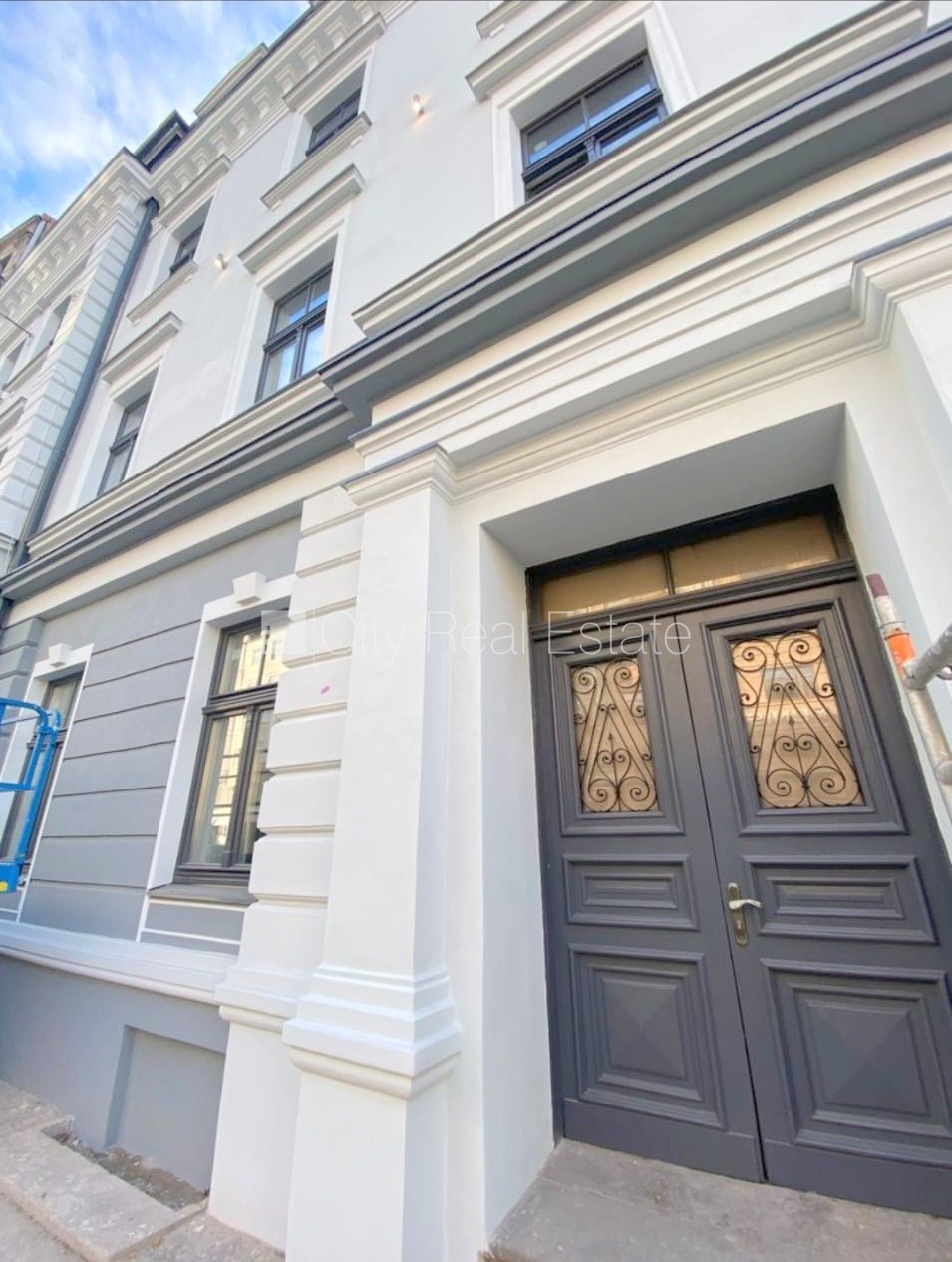 Объявление. Фасадный дом, реновированный дом, закрытый двор, вход с улицы, лестничная клетка после капитального Цена: 320 EUR/мес. Foto #13