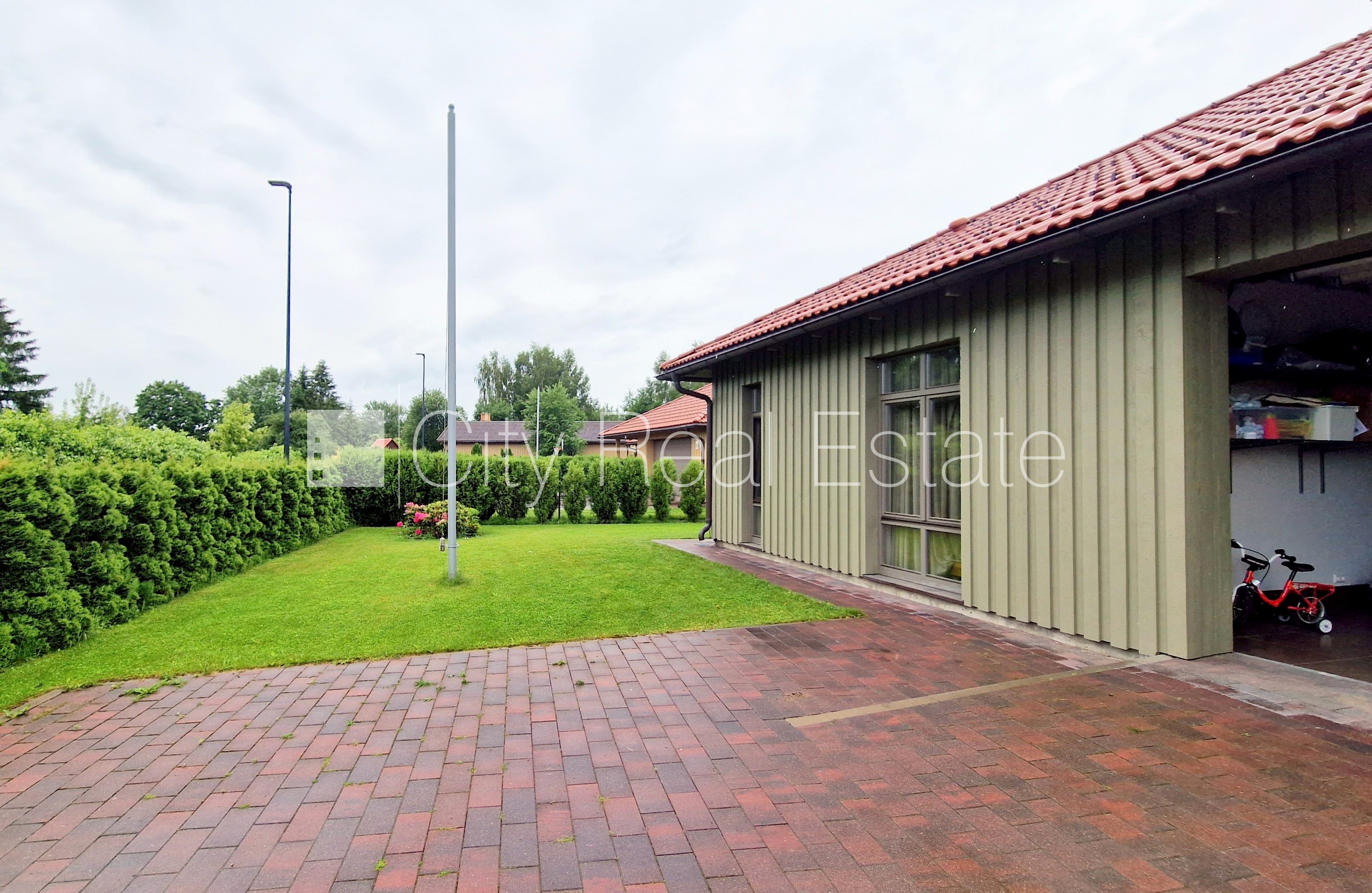 Sludinājumi. Privātmāja, jaunceltne, labiekārtota apzaļumota teritorija, teritorijas iebrauktuves vārti aprīkoti Cena: 2850 EUR/mēn Foto #3