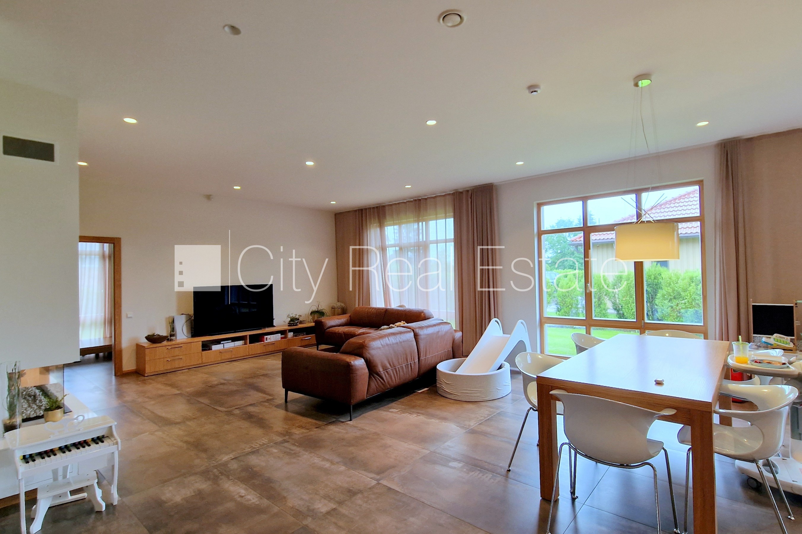 Sludinājumi. Privātmāja, jaunceltne, labiekārtota apzaļumota teritorija, teritorijas iebrauktuves vārti aprīkoti Cena: 2850 EUR/mēn Foto #9