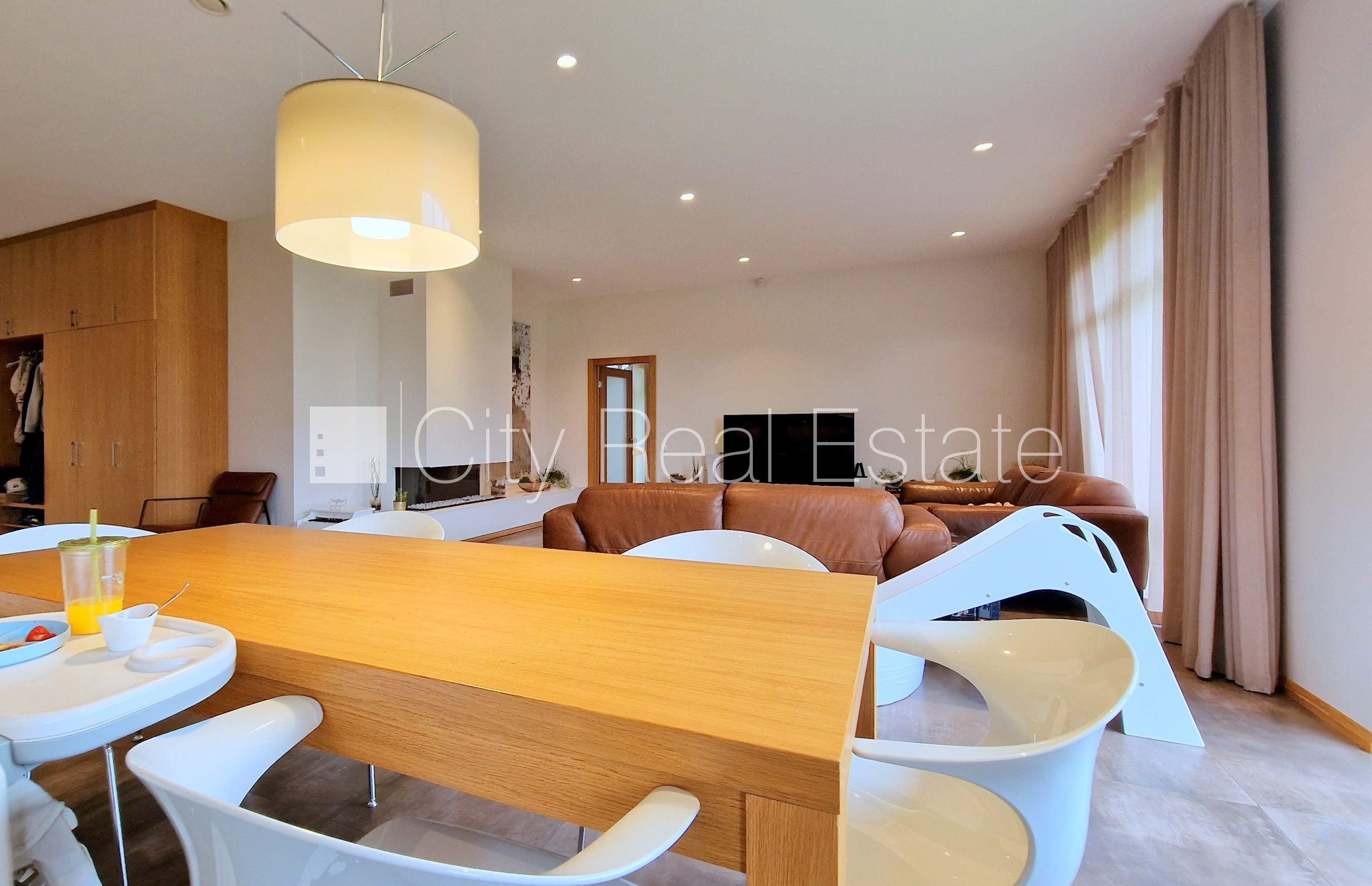 Sludinājumi. Privātmāja, jaunceltne, labiekārtota apzaļumota teritorija, teritorijas iebrauktuves vārti aprīkoti Cena: 2850 EUR/mēn Foto #8