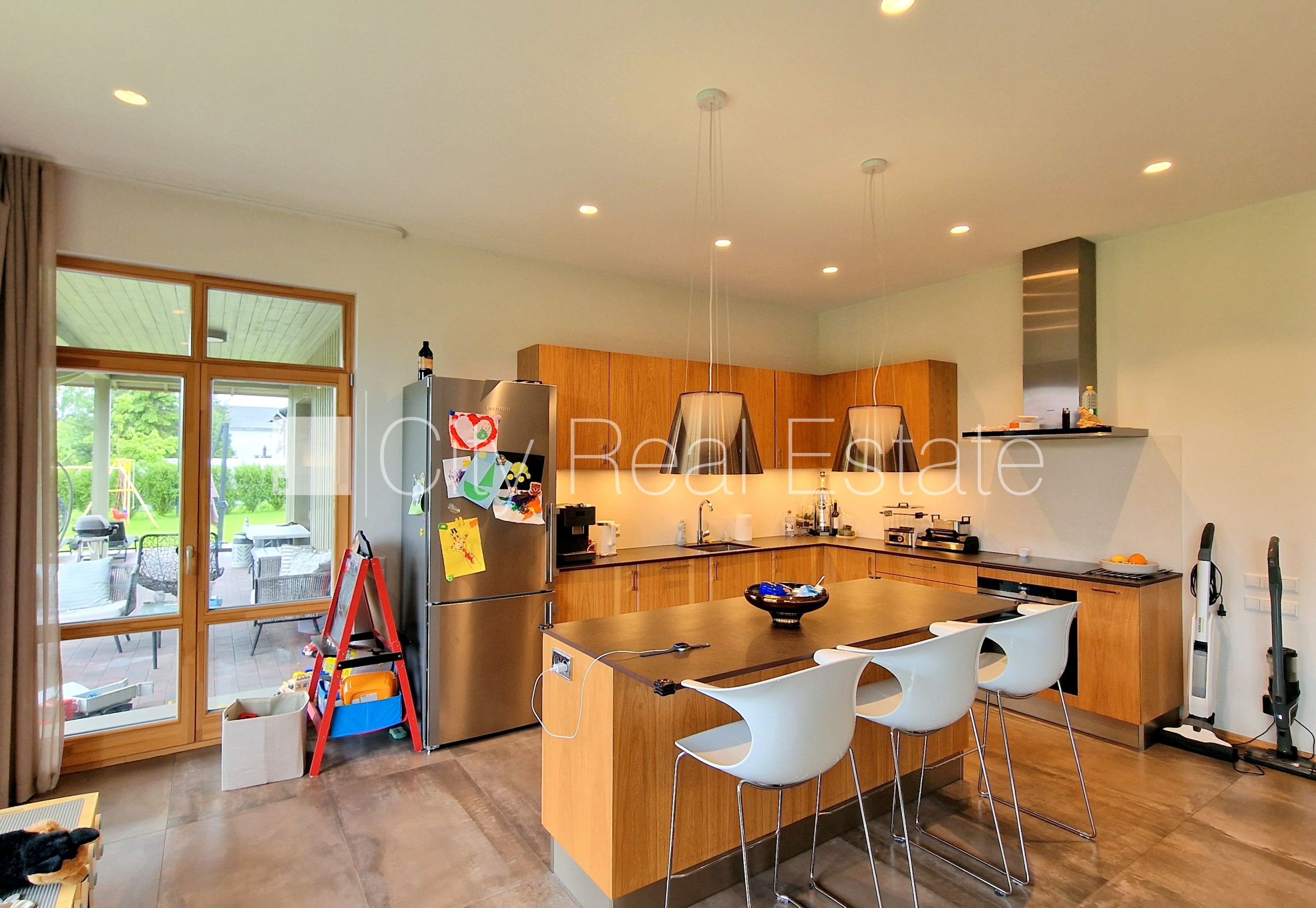 Sludinājumi. Privātmāja, jaunceltne, labiekārtota apzaļumota teritorija, teritorijas iebrauktuves vārti aprīkoti Cena: 2850 EUR/mēn Foto #5