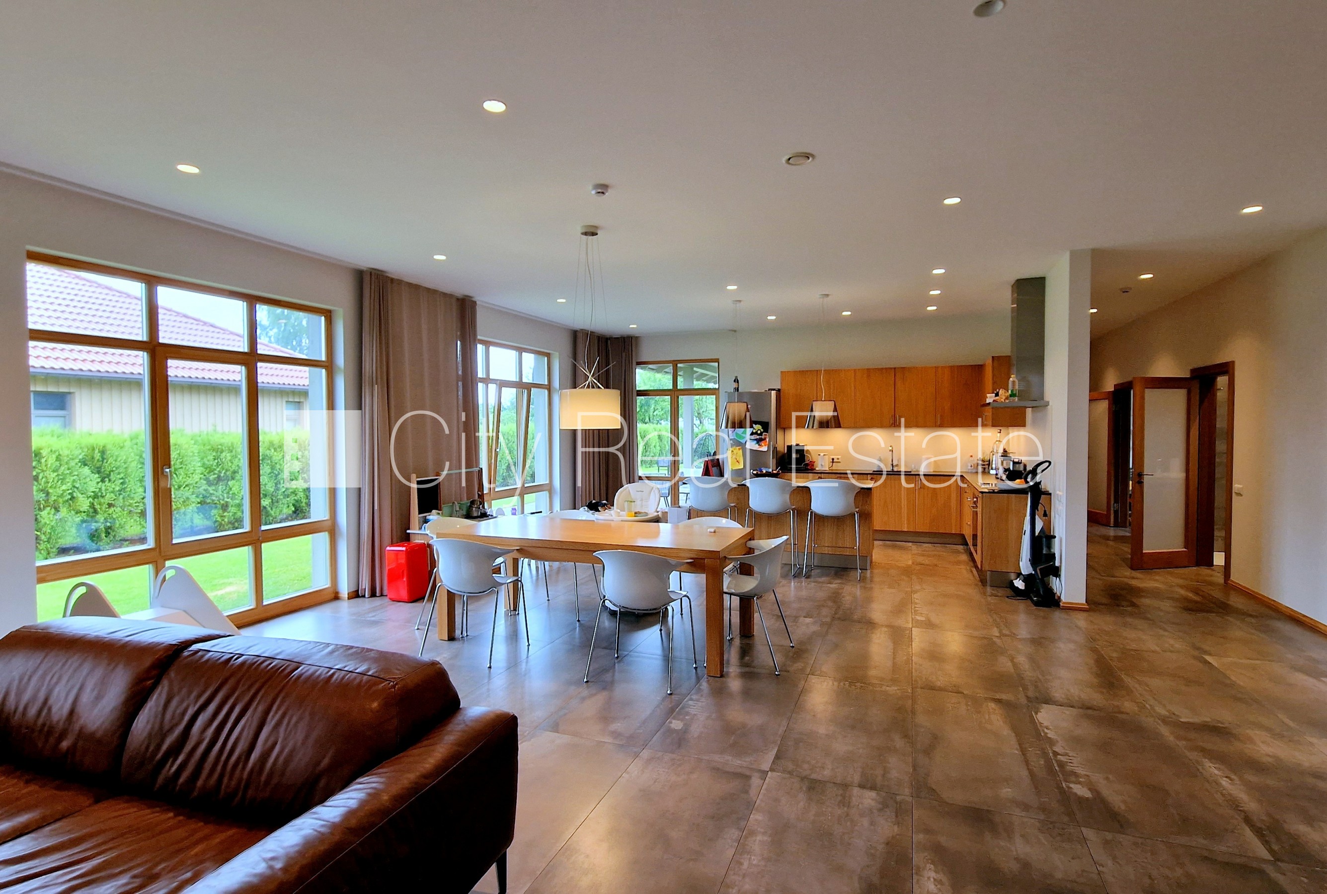 Sludinājumi. Privātmāja, jaunceltne, labiekārtota apzaļumota teritorija, teritorijas iebrauktuves vārti aprīkoti Cena: 2850 EUR/mēn Foto #4