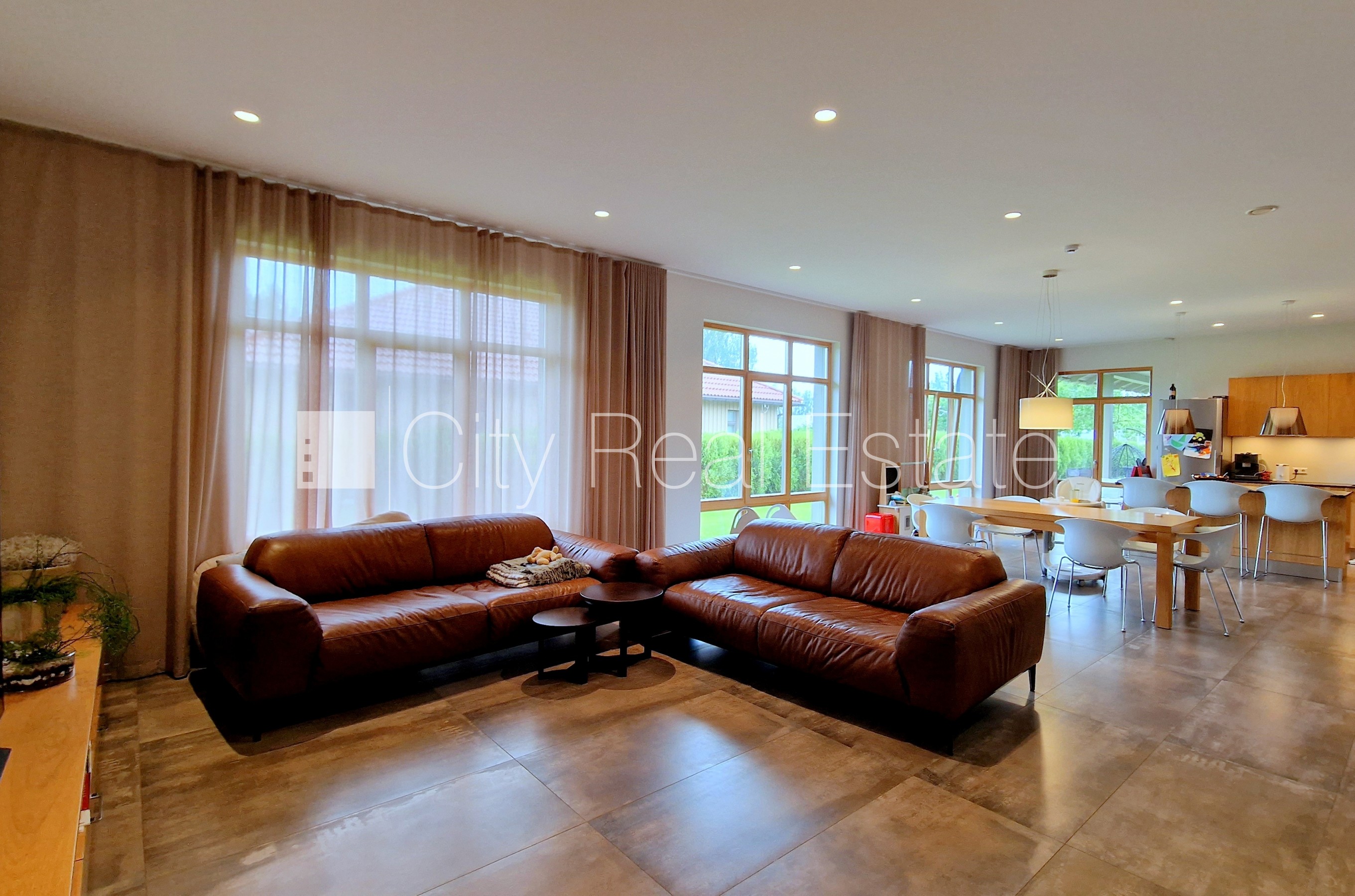 Sludinājumi. Privātmāja, jaunceltne, labiekārtota apzaļumota teritorija, teritorijas iebrauktuves vārti aprīkoti Cena: 2850 EUR/mēn Foto #15