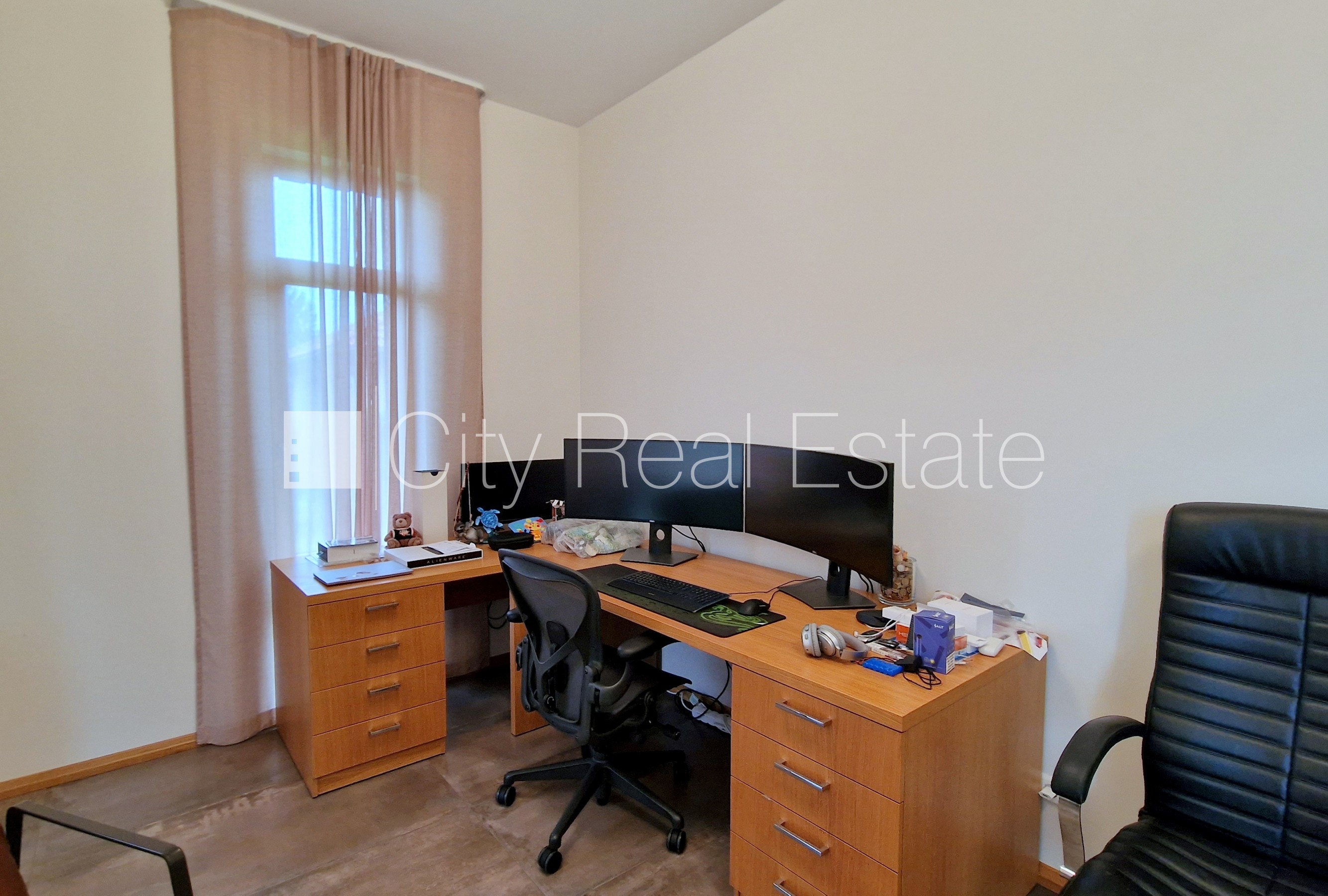 Sludinājumi. Privātmāja, jaunceltne, labiekārtota apzaļumota teritorija, teritorijas iebrauktuves vārti aprīkoti Cena: 2850 EUR/mēn Foto #11