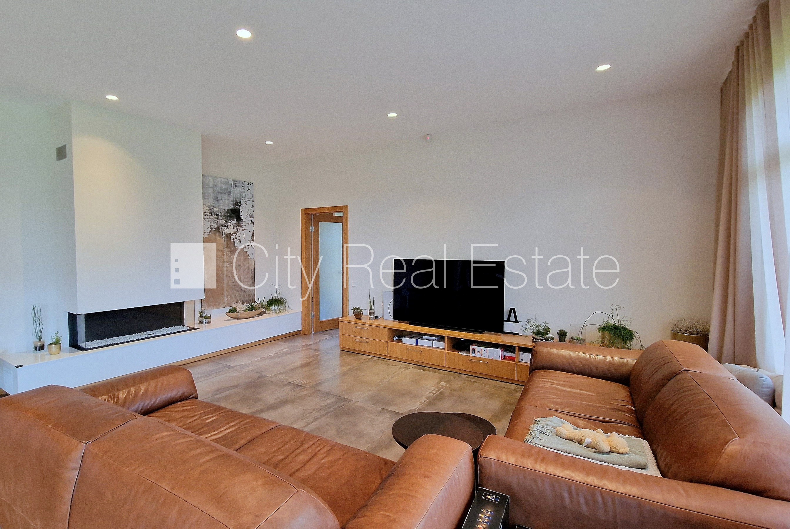 Sludinājumi. Privātmāja, jaunceltne, labiekārtota apzaļumota teritorija, teritorijas iebrauktuves vārti aprīkoti Cena: 2850 EUR/mēn Foto #10