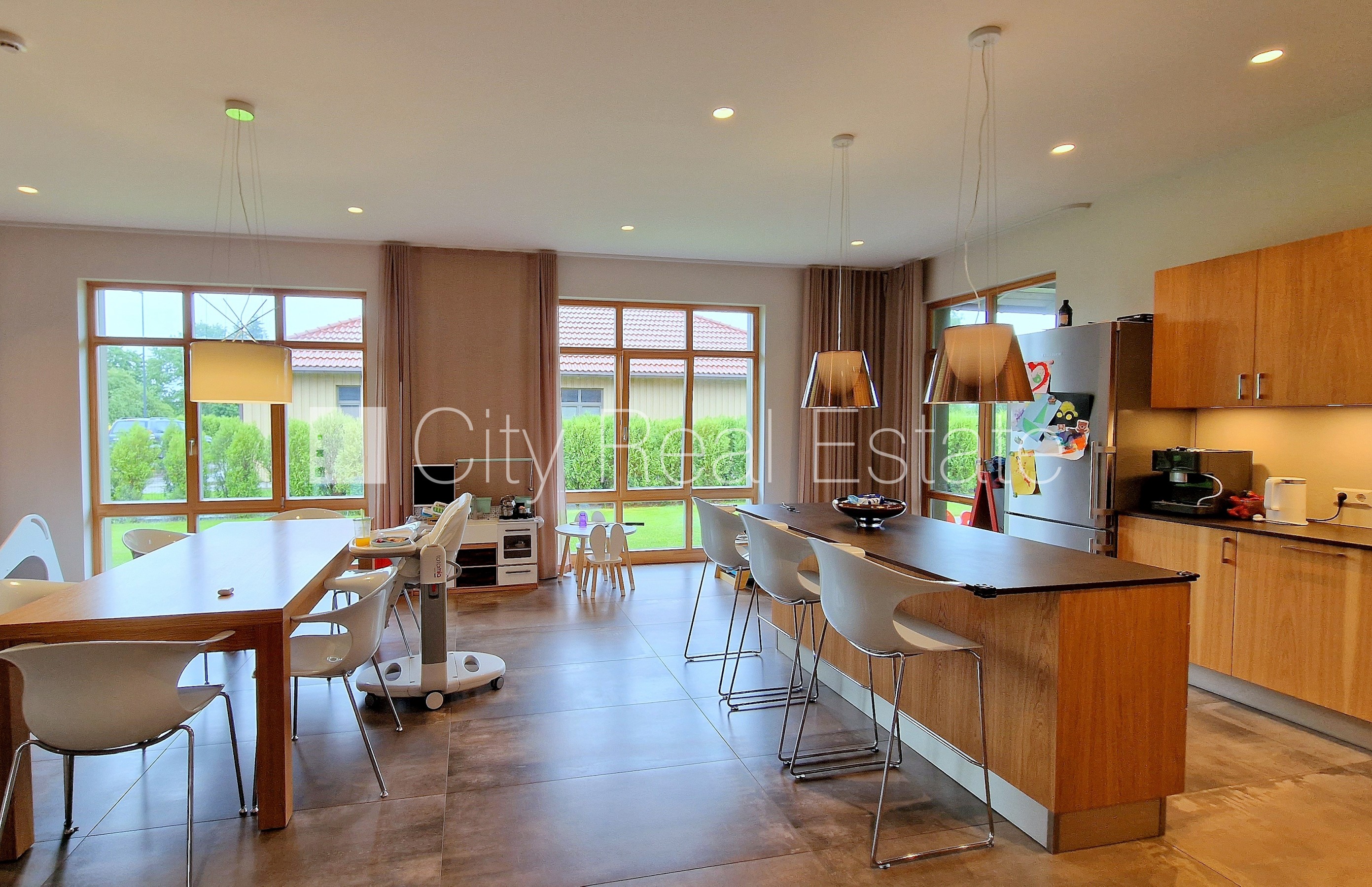 Sludinājumi. Privātmāja, jaunceltne, labiekārtota apzaļumota teritorija, teritorijas iebrauktuves vārti aprīkoti Cena: 2850 EUR/mēn Foto #16