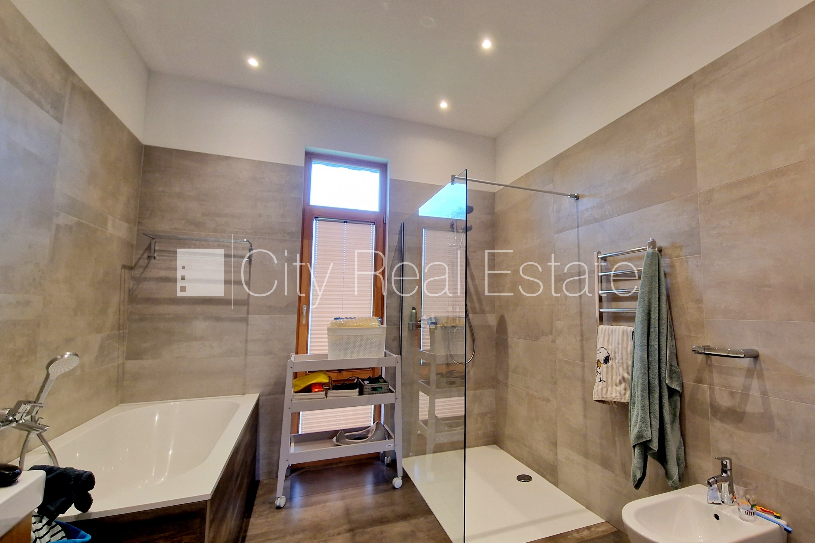 Sludinājumi. Privātmāja, jaunceltne, labiekārtota apzaļumota teritorija, teritorijas iebrauktuves vārti aprīkoti Cena: 2850 EUR/mēn Foto #22