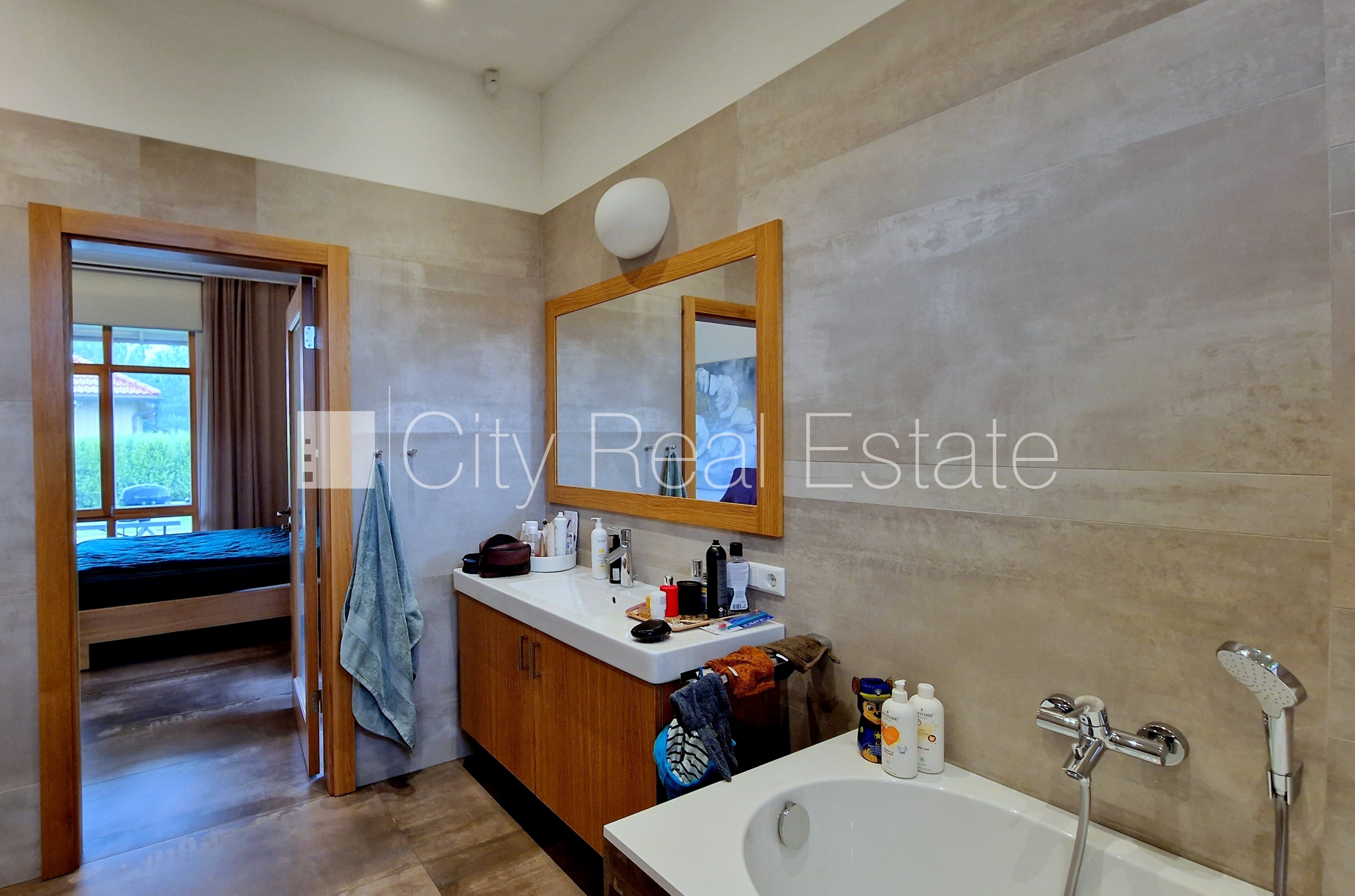 Sludinājumi. Privātmāja, jaunceltne, labiekārtota apzaļumota teritorija, teritorijas iebrauktuves vārti aprīkoti Cena: 2850 EUR/mēn Foto #23