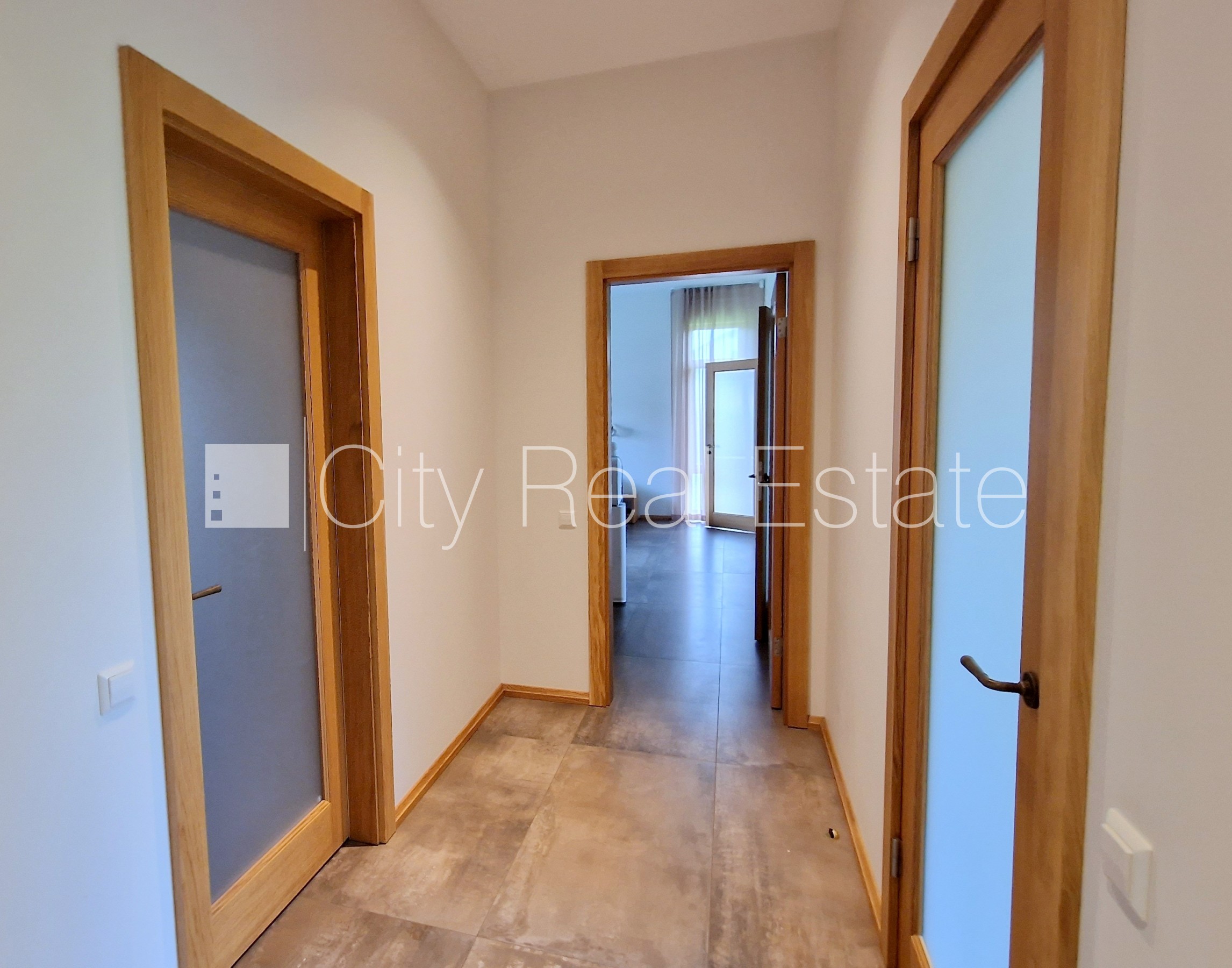 Sludinājumi. Privātmāja, jaunceltne, labiekārtota apzaļumota teritorija, teritorijas iebrauktuves vārti aprīkoti Cena: 2850 EUR/mēn Foto #17