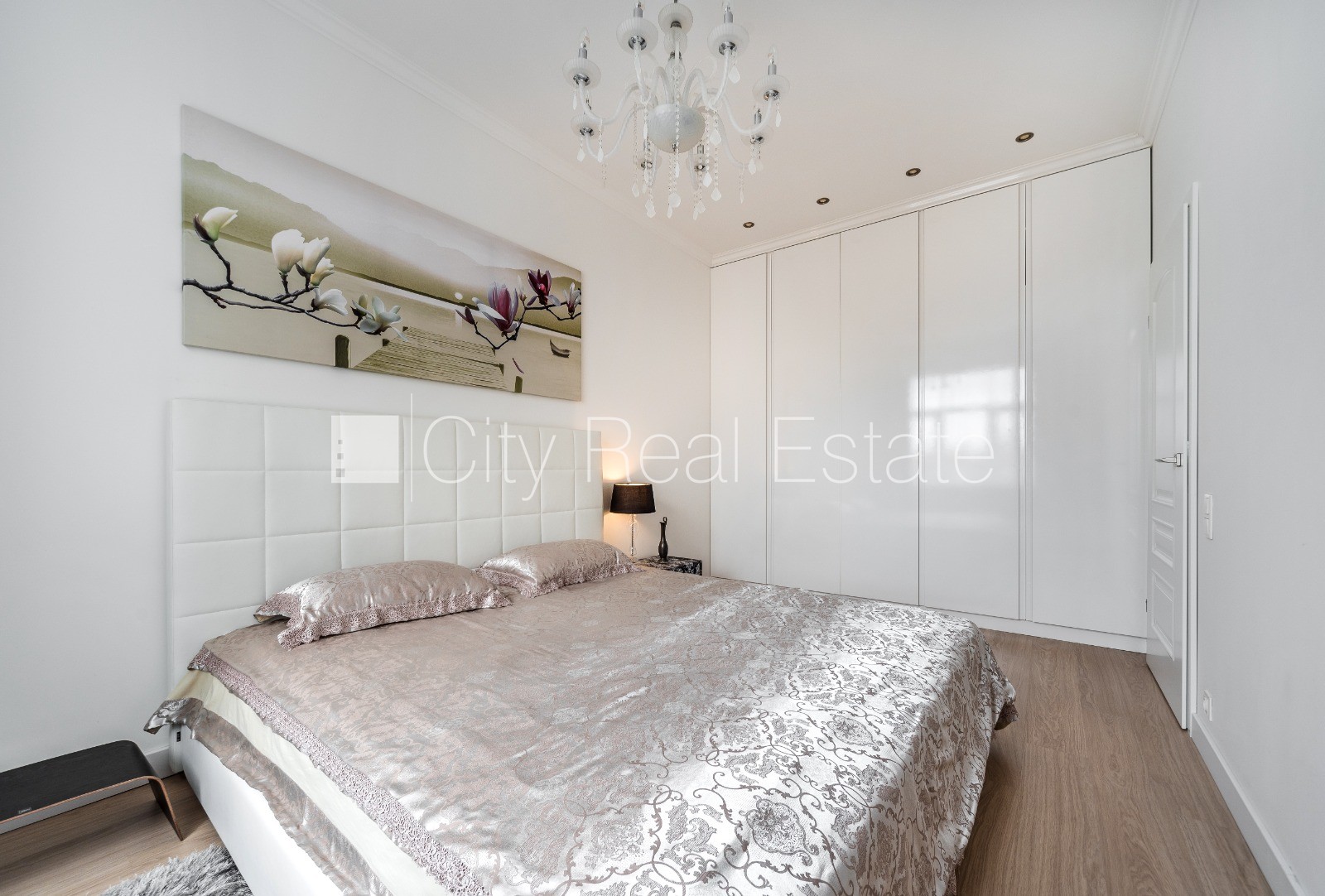 Sludinājumi. Pagalma ēka, renovēta māja, labiekārtots apzaļumots pagalms, iespēja nomāt autostāvvietu, ieeja no Cena: 1200 EUR/mēn Foto #6