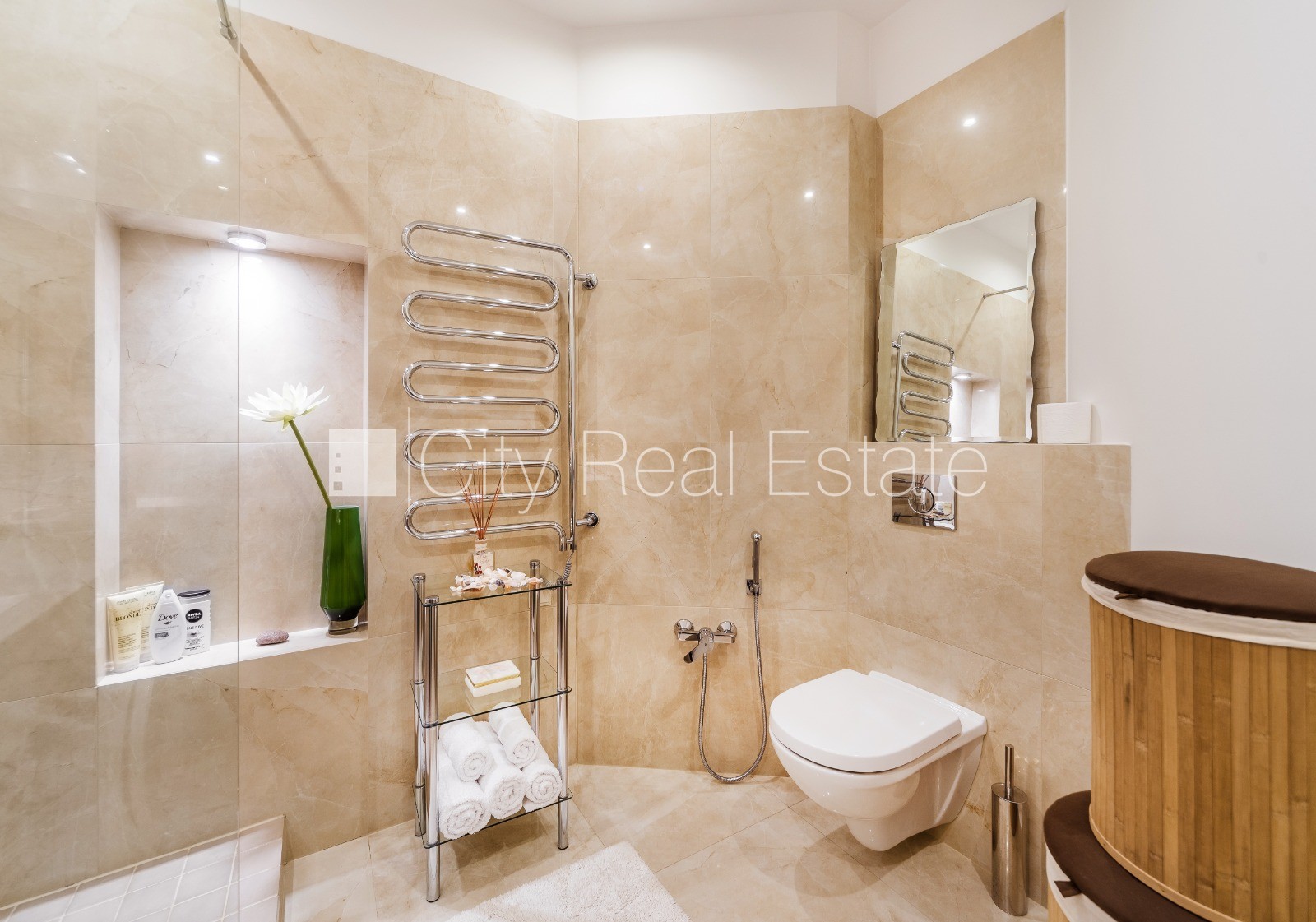 Sludinājumi. Pagalma ēka, renovēta māja, labiekārtots apzaļumots pagalms, iespēja nomāt autostāvvietu, ieeja no Cena: 1200 EUR/mēn Foto #10