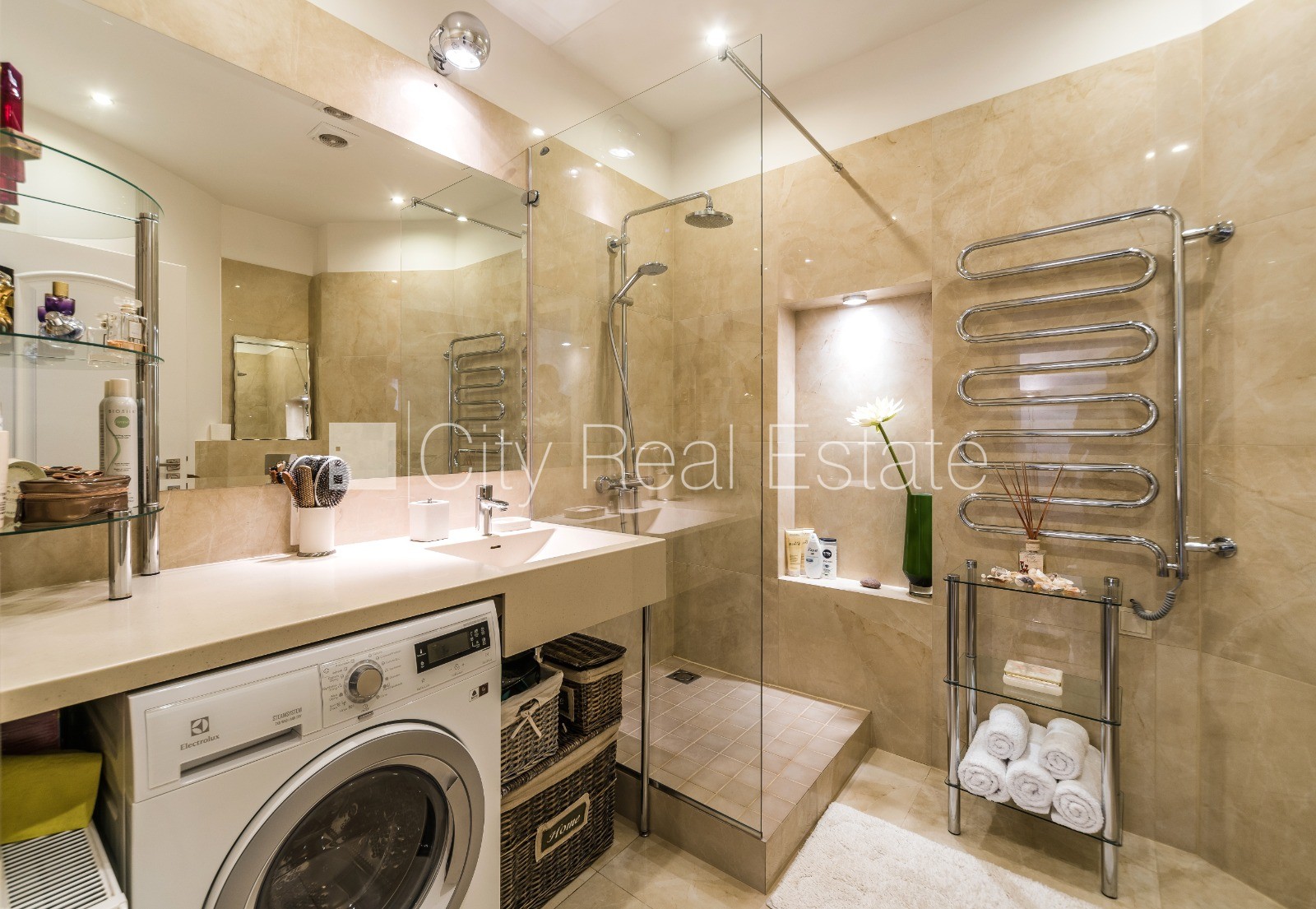 Sludinājumi. Pagalma ēka, renovēta māja, labiekārtots apzaļumots pagalms, iespēja nomāt autostāvvietu, ieeja no Cena: 1200 EUR/mēn Foto #9