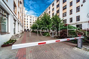 Sludinājumi. Pagalma ēka, renovēta māja, labiekārtots apzaļumots pagalms, iespēja nomāt autostāvvietu, ieeja no Cena: 1200 EUR/mēn Foto #11