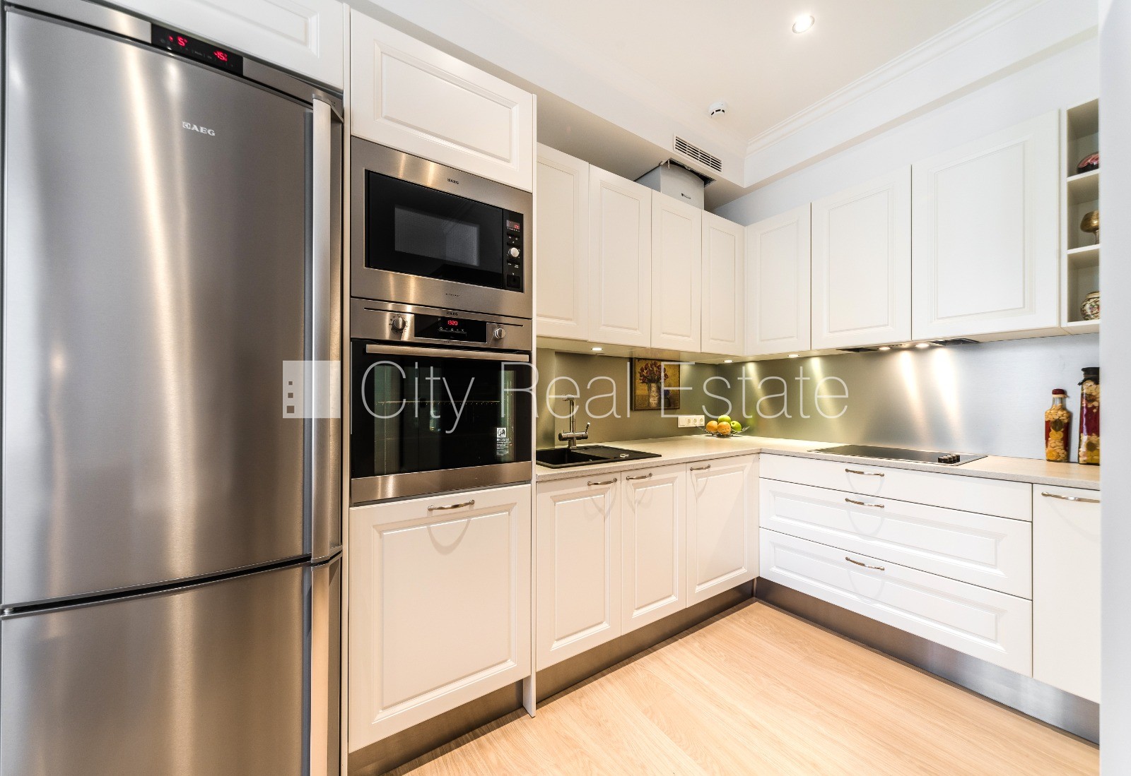 Sludinājumi. Pagalma ēka, renovēta māja, labiekārtots apzaļumots pagalms, iespēja nomāt autostāvvietu, ieeja no Cena: 1200 EUR/mēn Foto #8