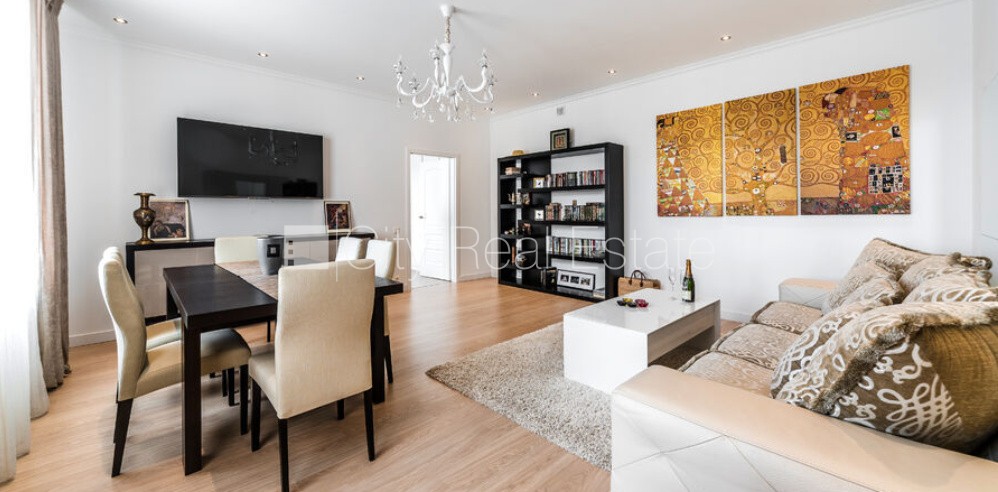 Sludinājumi. Pagalma ēka, renovēta māja, labiekārtots apzaļumots pagalms, iespēja nomāt autostāvvietu, ieeja no Cena: 1200 EUR/mēn Foto #2