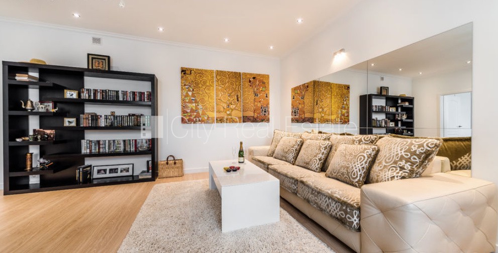 Sludinājumi. Pagalma ēka, renovēta māja, labiekārtots apzaļumots pagalms, iespēja nomāt autostāvvietu, ieeja no Cena: 1200 EUR/mēn Foto #3