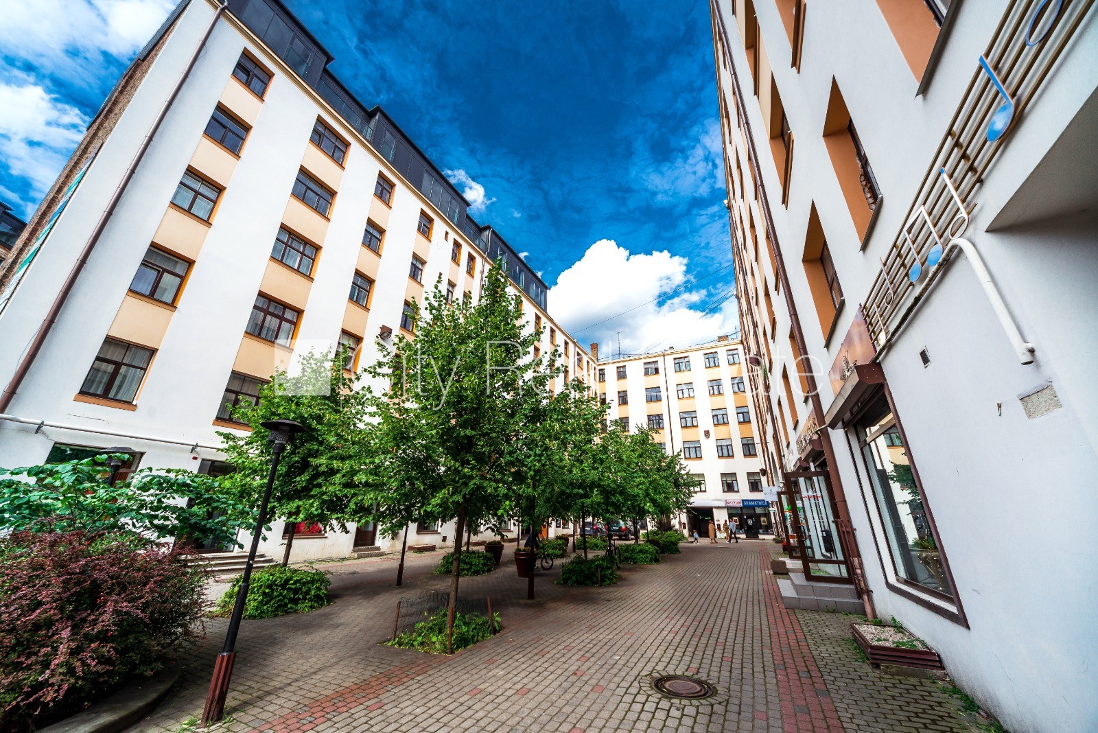 Sludinājumi. Pagalma ēka, renovēta māja, labiekārtots apzaļumots pagalms, iespēja nomāt autostāvvietu, ieeja no Cena: 1200 EUR/mēn Foto #12