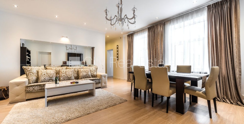 Sludinājumi. Pagalma ēka, renovēta māja, labiekārtots apzaļumots pagalms, iespēja nomāt autostāvvietu, ieeja no Cena: 1200 EUR/mēn Foto #1