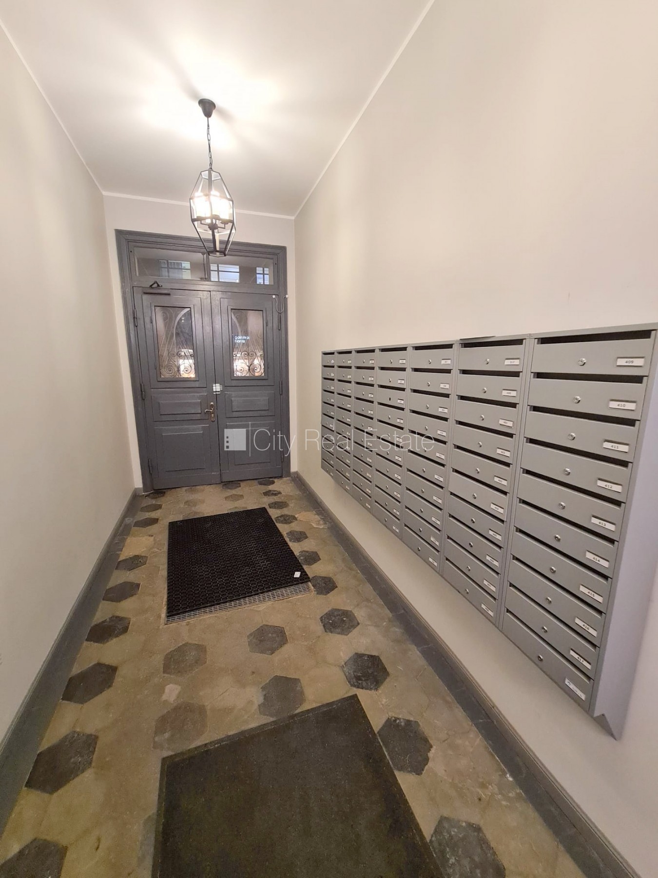 Sludinājumi. Fasādes māja, renovēta māja, slēgts pagalms, ieeja no ielas, kāpņu telpa pēc kapitālā remonta, logi Cena: 320 EUR/mēn Foto #20