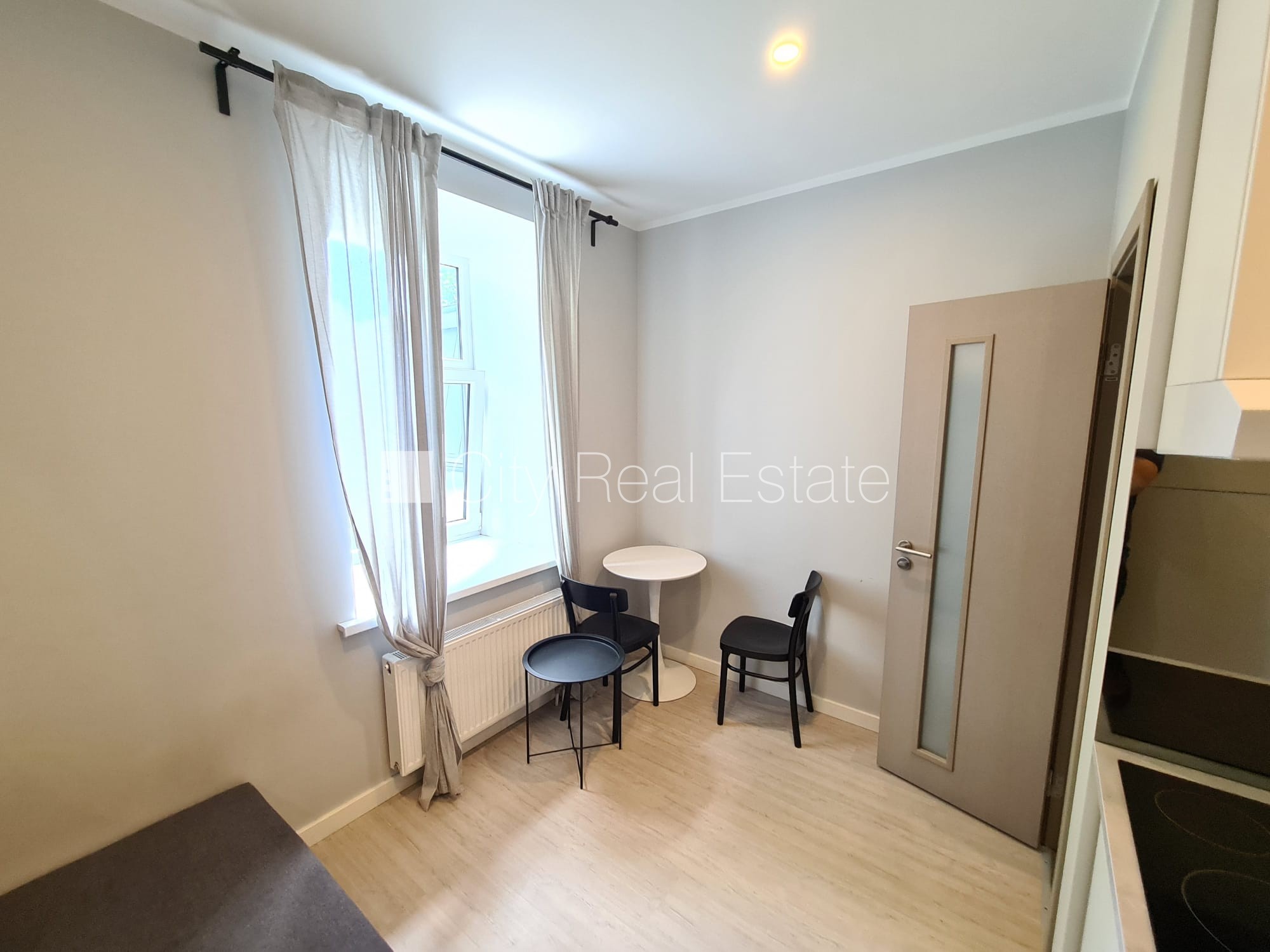 Sludinājumi. Fasādes māja, renovēta māja, slēgts pagalms, ieeja no ielas, kāpņu telpa pēc kapitālā remonta, logi Cena: 320 EUR/mēn Foto #4