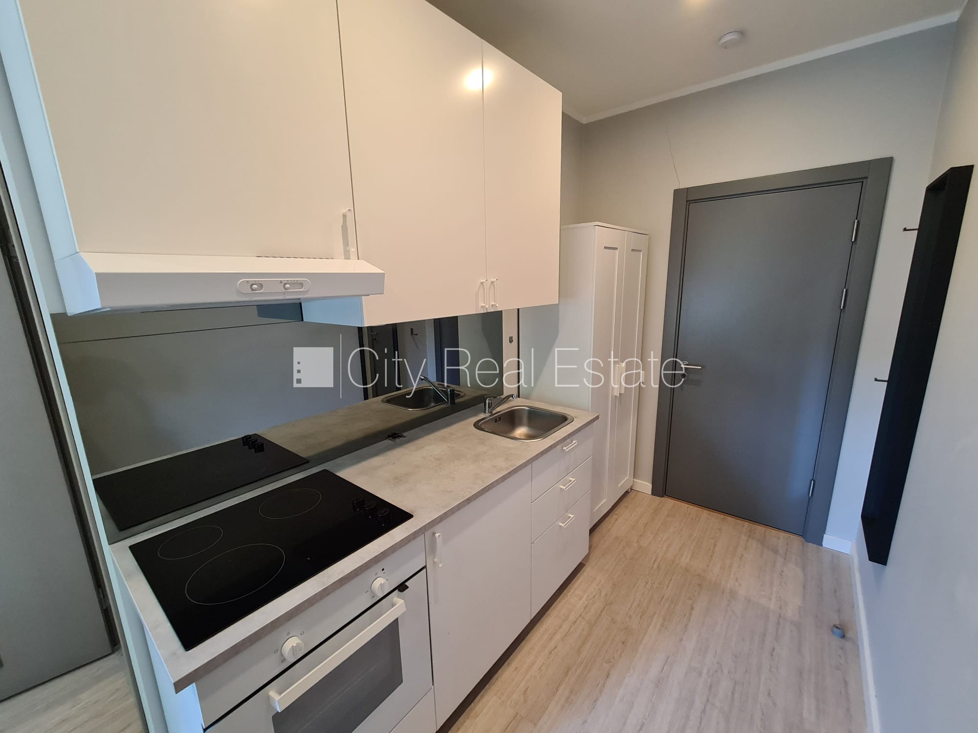 Sludinājumi. Fasādes māja, renovēta māja, slēgts pagalms, ieeja no ielas, kāpņu telpa pēc kapitālā remonta, logi Cena: 320 EUR/mēn Foto #3