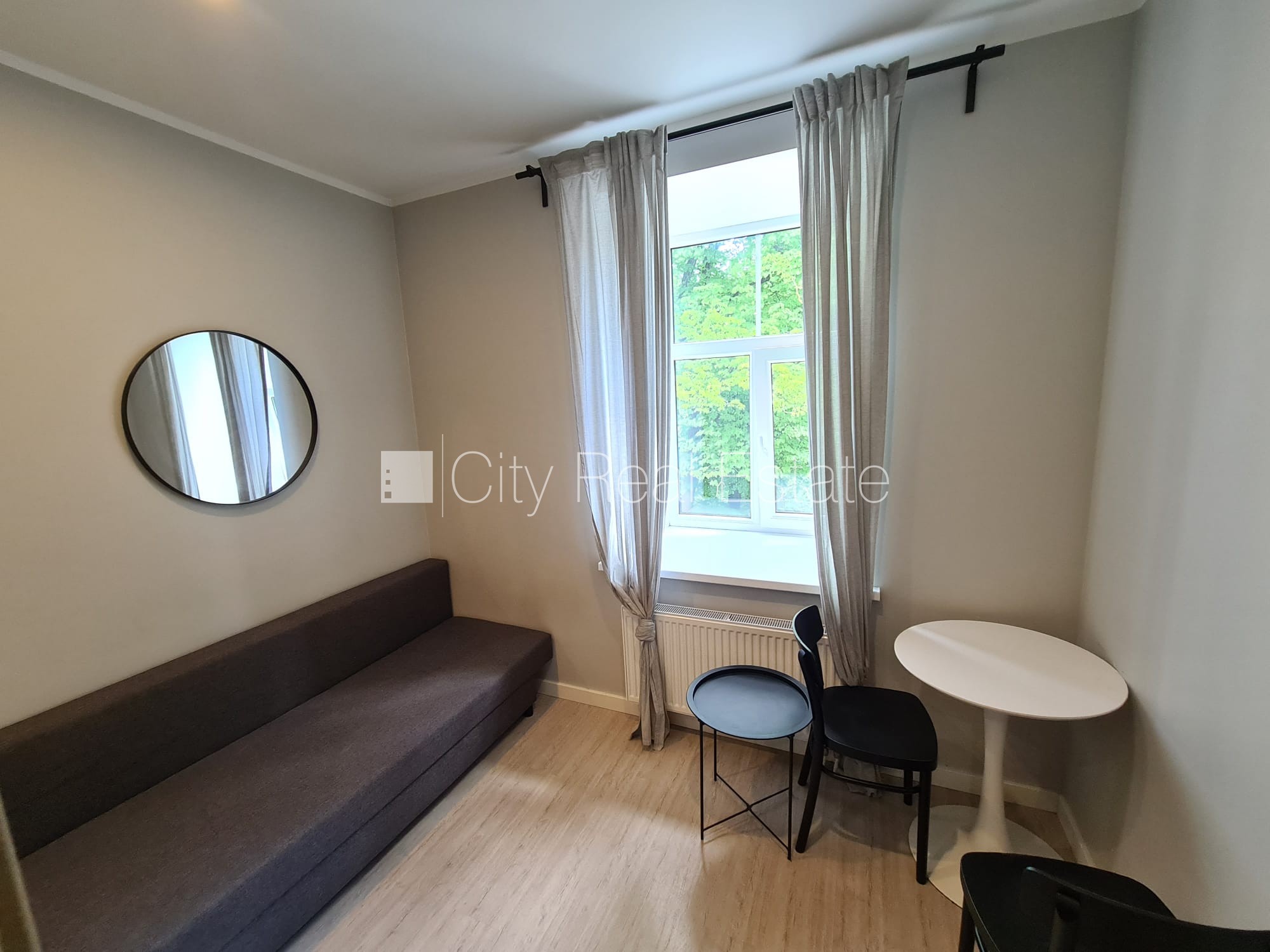 Sludinājumi. Fasādes māja, renovēta māja, slēgts pagalms, ieeja no ielas, kāpņu telpa pēc kapitālā remonta, logi Cena: 320 EUR/mēn Foto #6