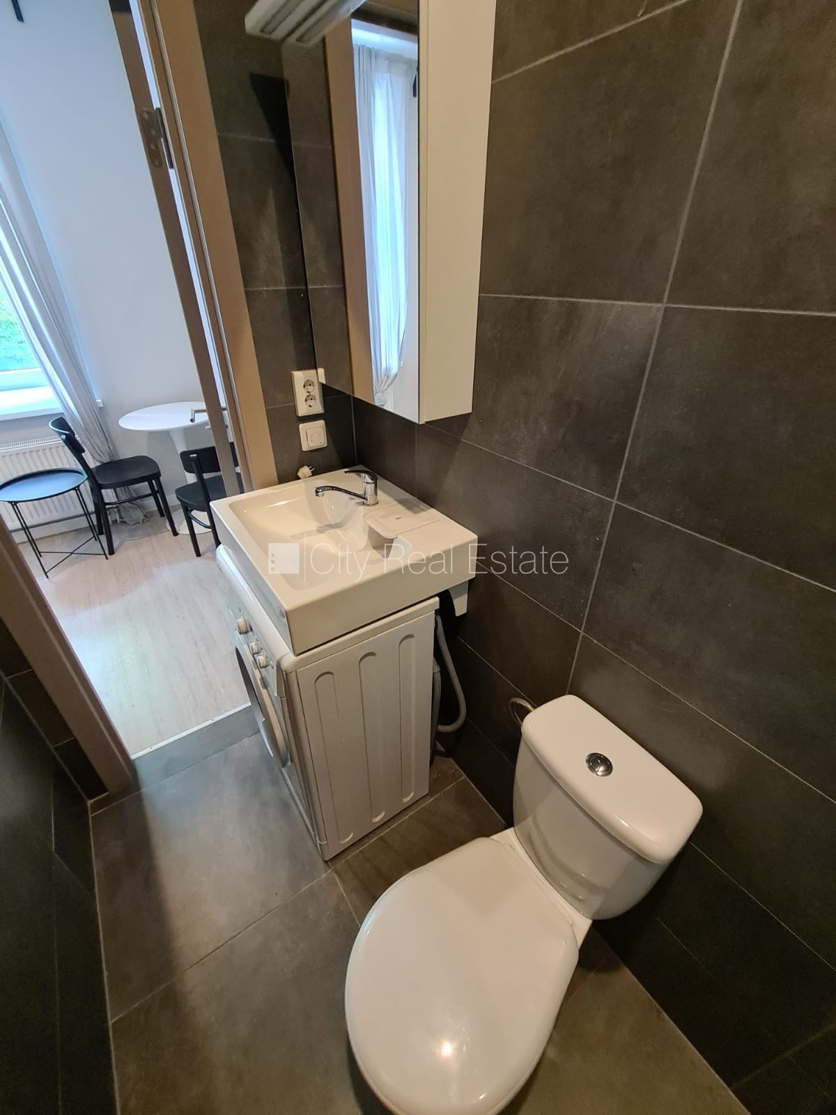 Sludinājumi. Fasādes māja, renovēta māja, slēgts pagalms, ieeja no ielas, kāpņu telpa pēc kapitālā remonta, logi Cena: 320 EUR/mēn Foto #16