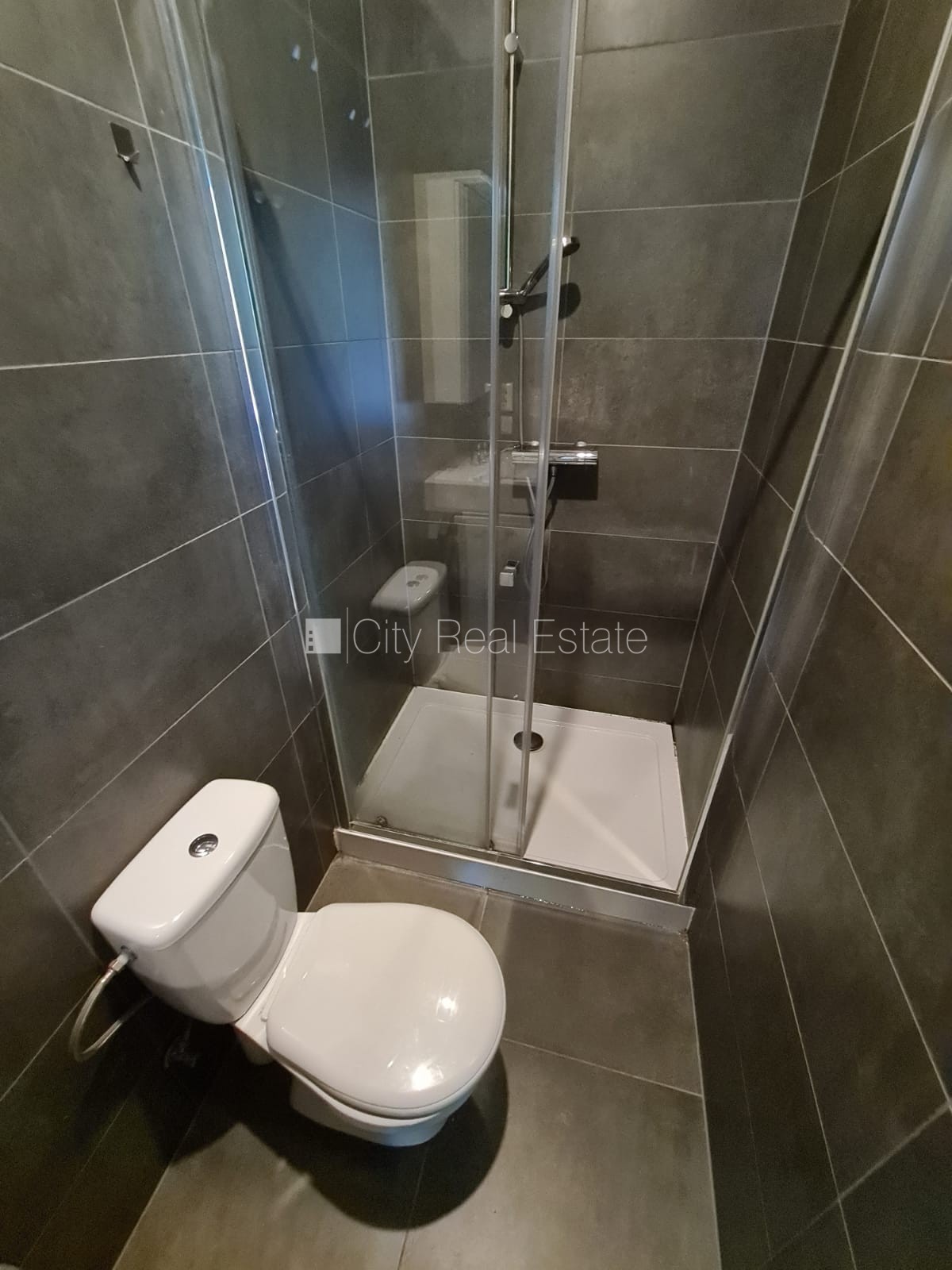 Sludinājumi. Fasādes māja, renovēta māja, slēgts pagalms, ieeja no ielas, kāpņu telpa pēc kapitālā remonta, logi Cena: 320 EUR/mēn Foto #15