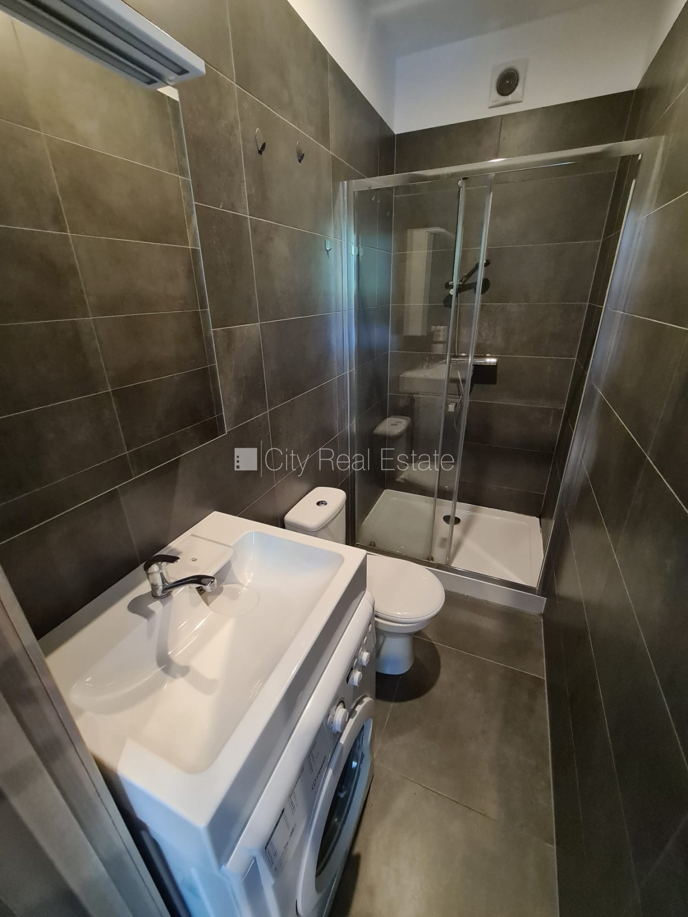 Sludinājumi. Fasādes māja, renovēta māja, slēgts pagalms, ieeja no ielas, kāpņu telpa pēc kapitālā remonta, logi Cena: 320 EUR/mēn Foto #14