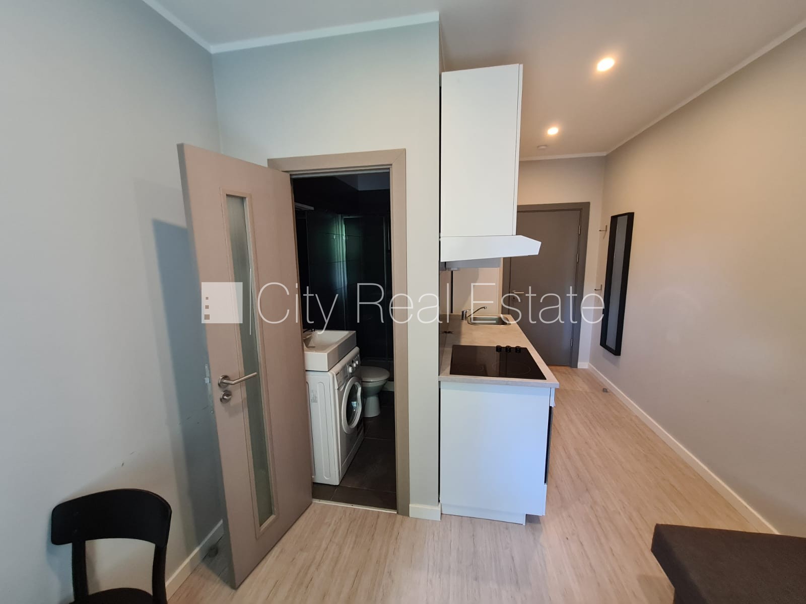 Sludinājumi. Fasādes māja, renovēta māja, slēgts pagalms, ieeja no ielas, kāpņu telpa pēc kapitālā remonta, logi Cena: 320 EUR/mēn Foto #13