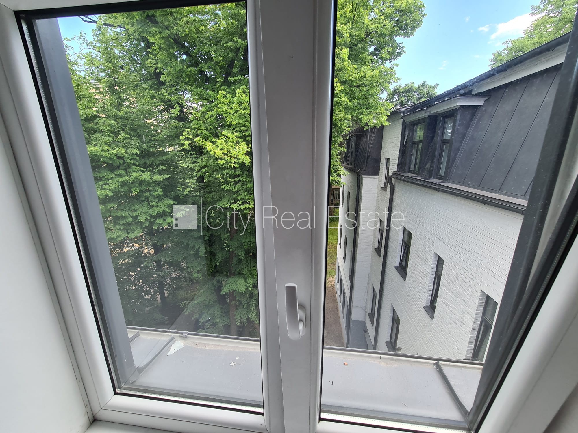 Sludinājumi. Fasādes māja, renovēta māja, slēgts pagalms, ieeja no ielas, kāpņu telpa pēc kapitālā remonta, logi Cena: 320 EUR/mēn Foto #9