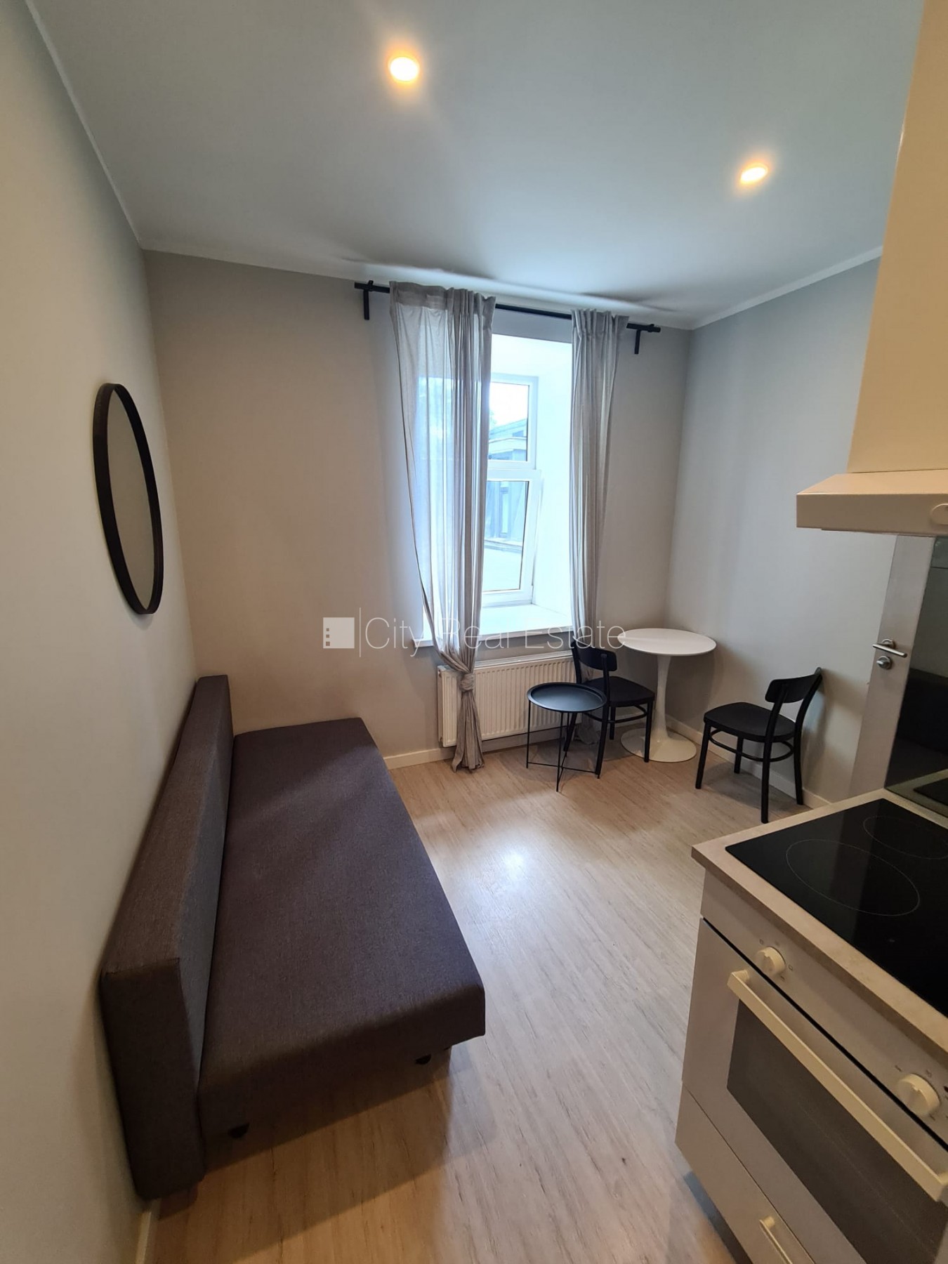 Sludinājumi. Fasādes māja, renovēta māja, slēgts pagalms, ieeja no ielas, kāpņu telpa pēc kapitālā remonta, logi Cena: 320 EUR/mēn Foto #12