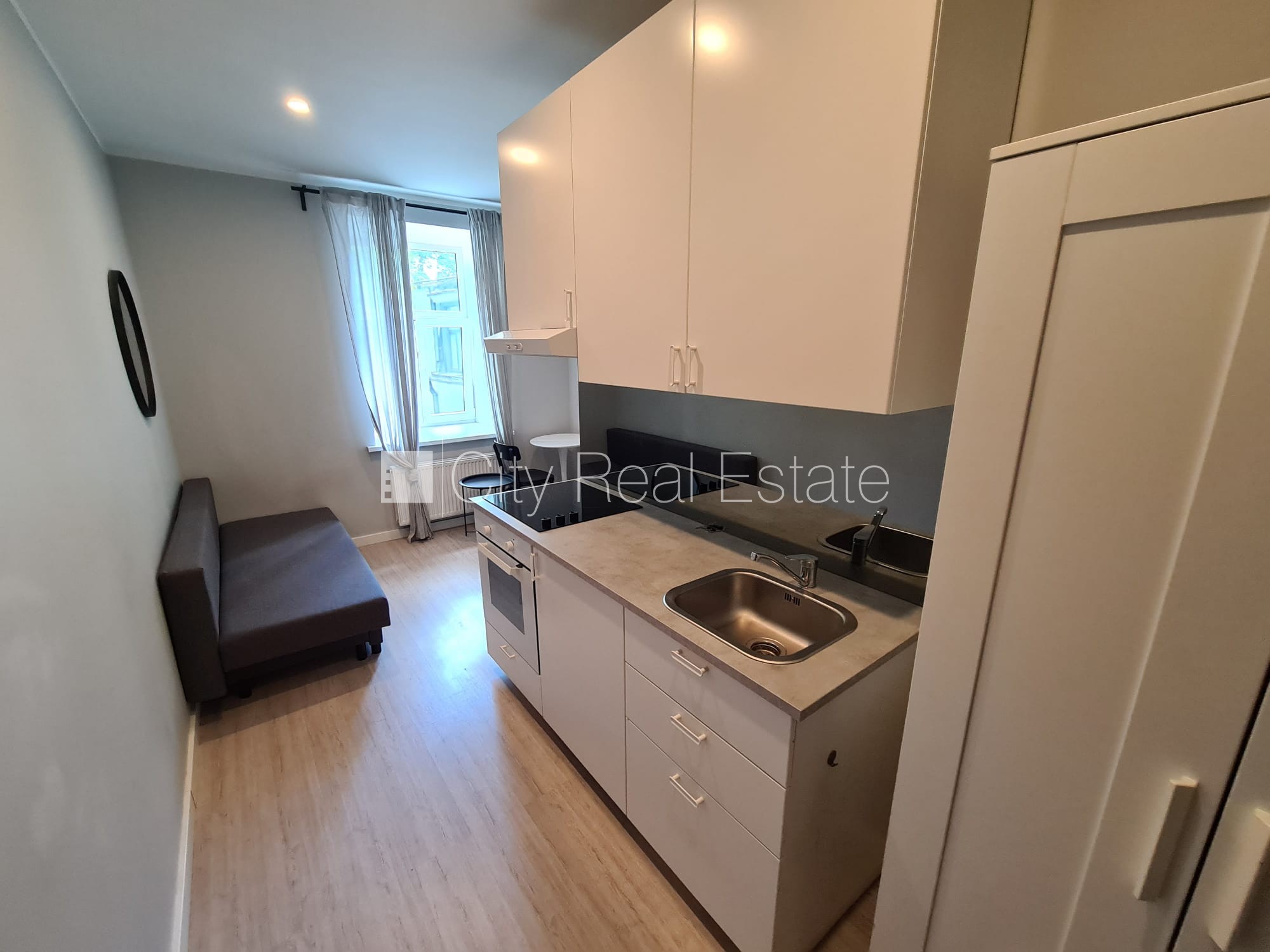 Sludinājumi. Fasādes māja, renovēta māja, slēgts pagalms, ieeja no ielas, kāpņu telpa pēc kapitālā remonta, logi Cena: 320 EUR/mēn Foto #11