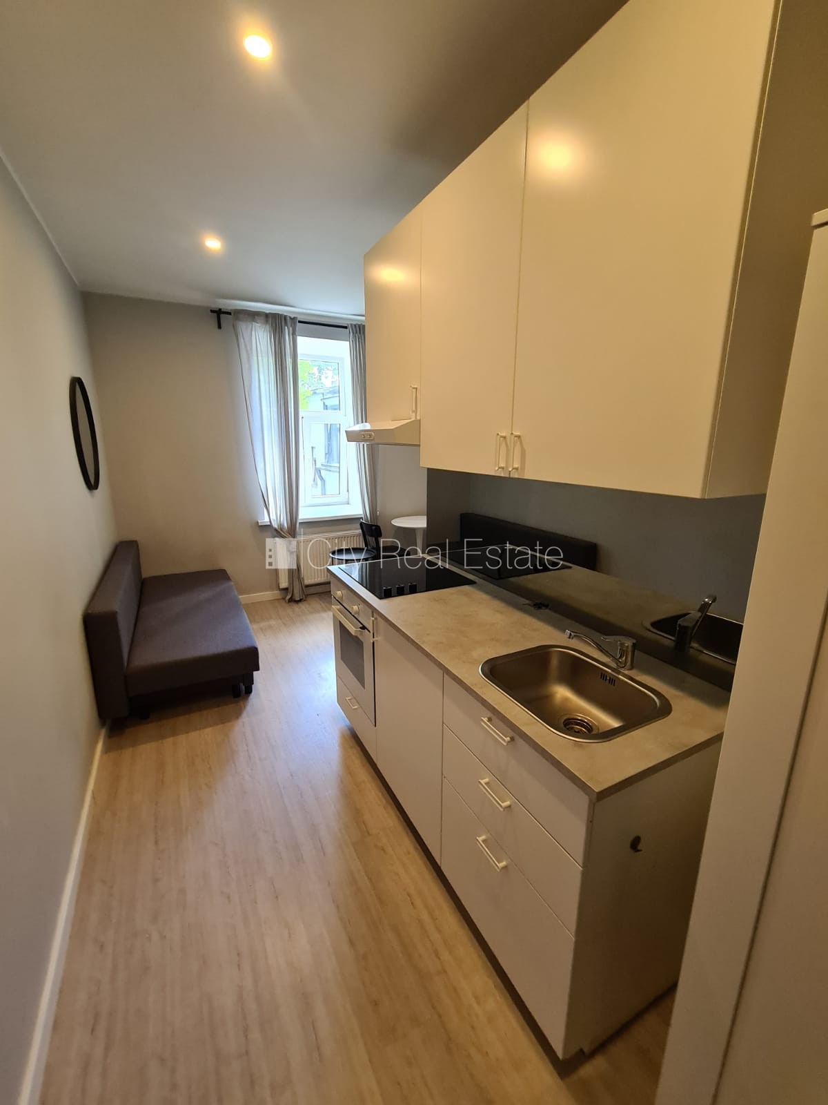 Sludinājumi. Fasādes māja, renovēta māja, slēgts pagalms, ieeja no ielas, kāpņu telpa pēc kapitālā remonta, logi Cena: 320 EUR/mēn Foto #7