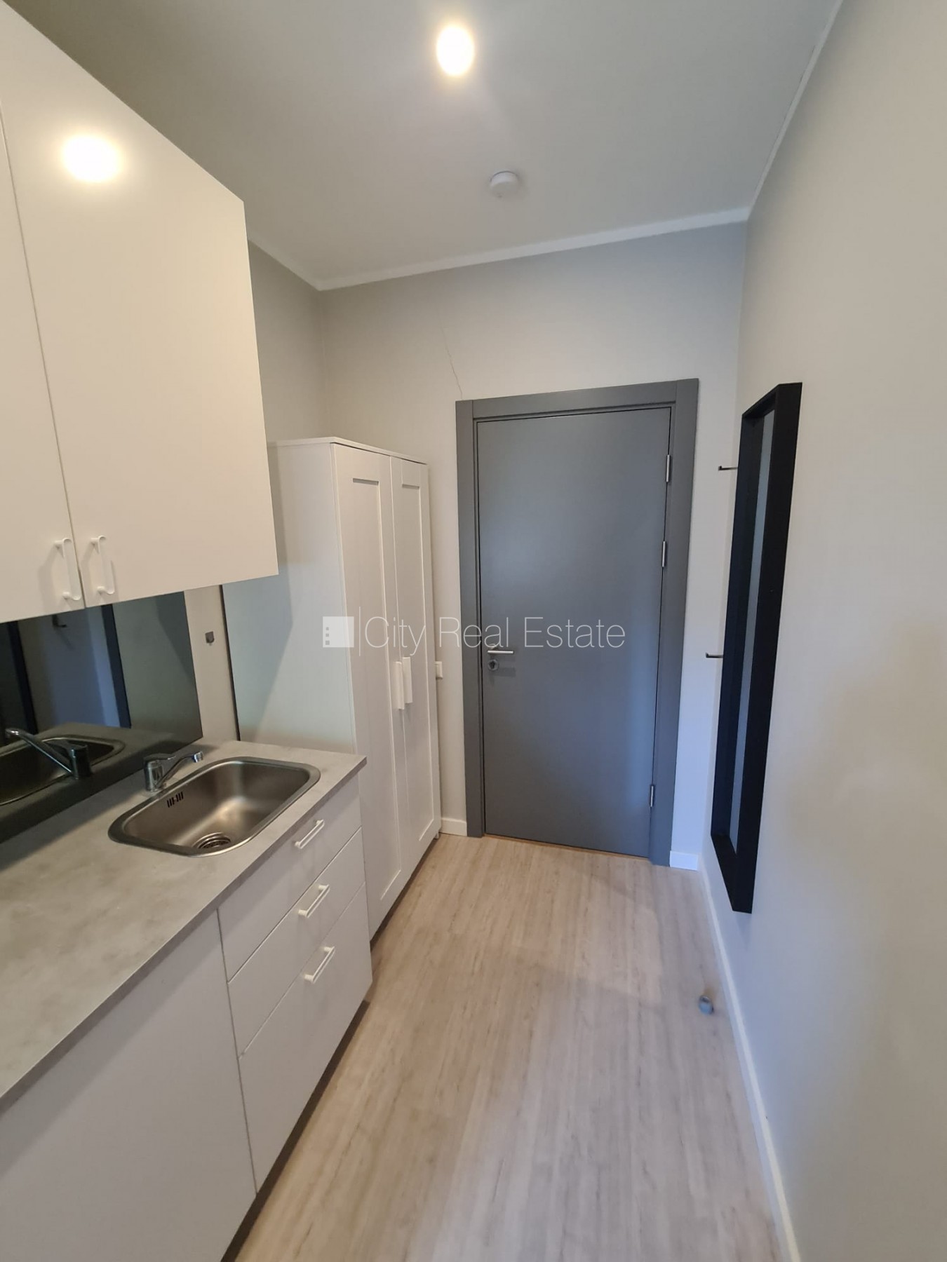 Sludinājumi. Fasādes māja, renovēta māja, slēgts pagalms, ieeja no ielas, kāpņu telpa pēc kapitālā remonta, logi Cena: 320 EUR/mēn Foto #17