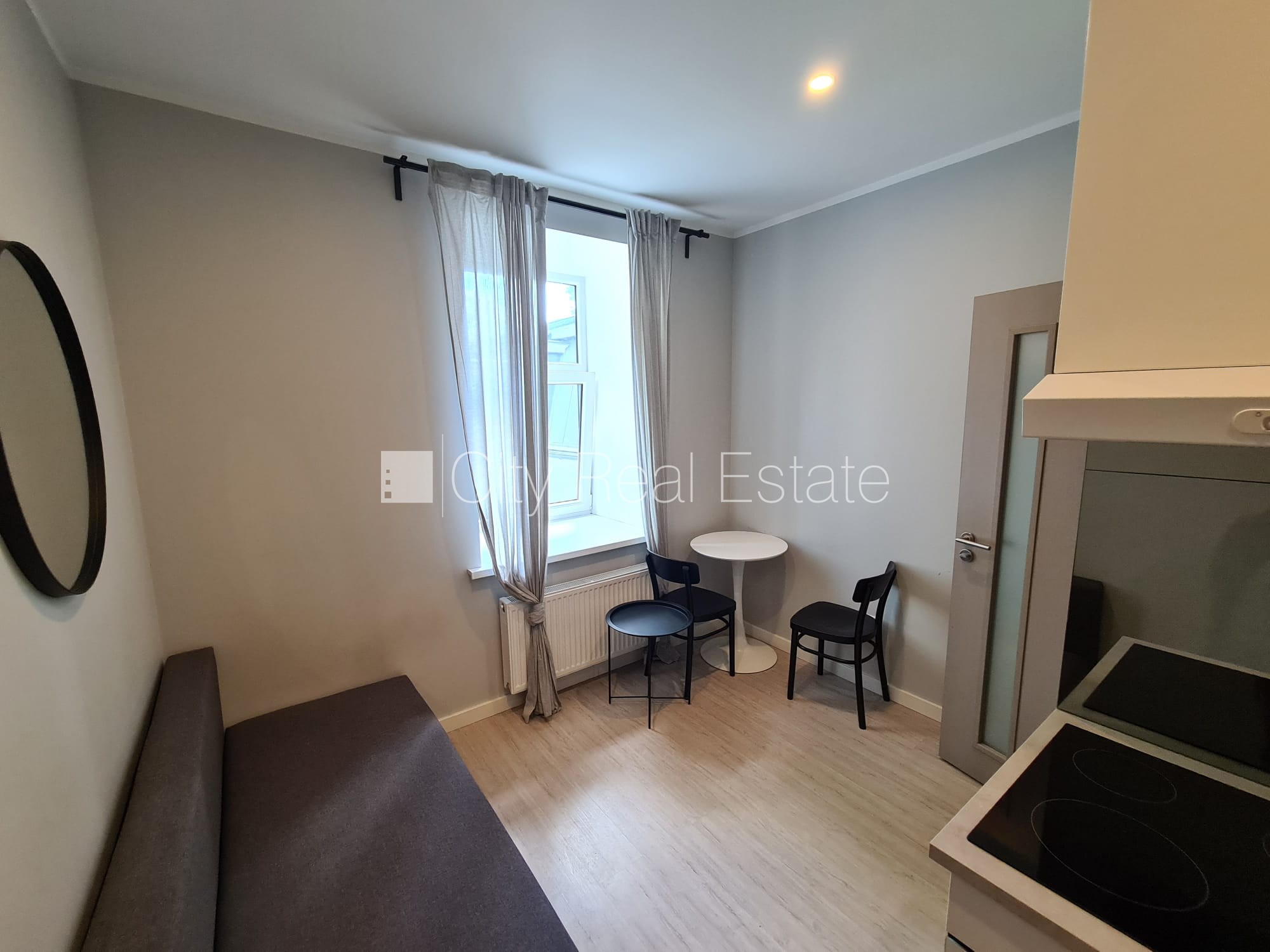 Sludinājumi. Fasādes māja, renovēta māja, slēgts pagalms, ieeja no ielas, kāpņu telpa pēc kapitālā remonta, logi Cena: 320 EUR/mēn Foto #10