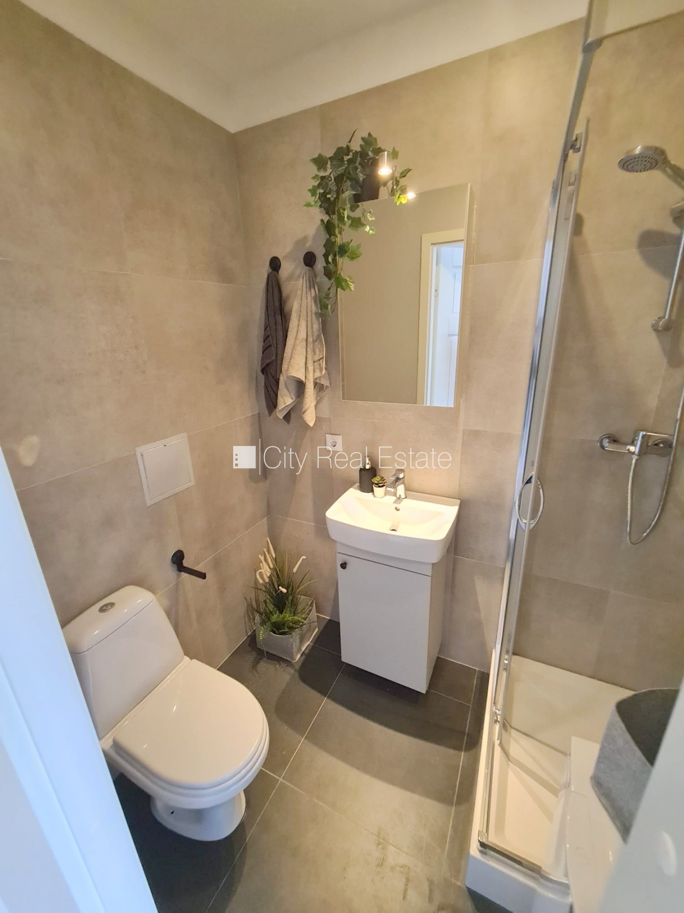 Sludinājumi. Fasādes māja, renovēta māja, slēgts pagalms, ieeja no ielas un pagalma, kāpņu telpa pēc kapitālā Cena: 320 EUR/mēn Foto #9