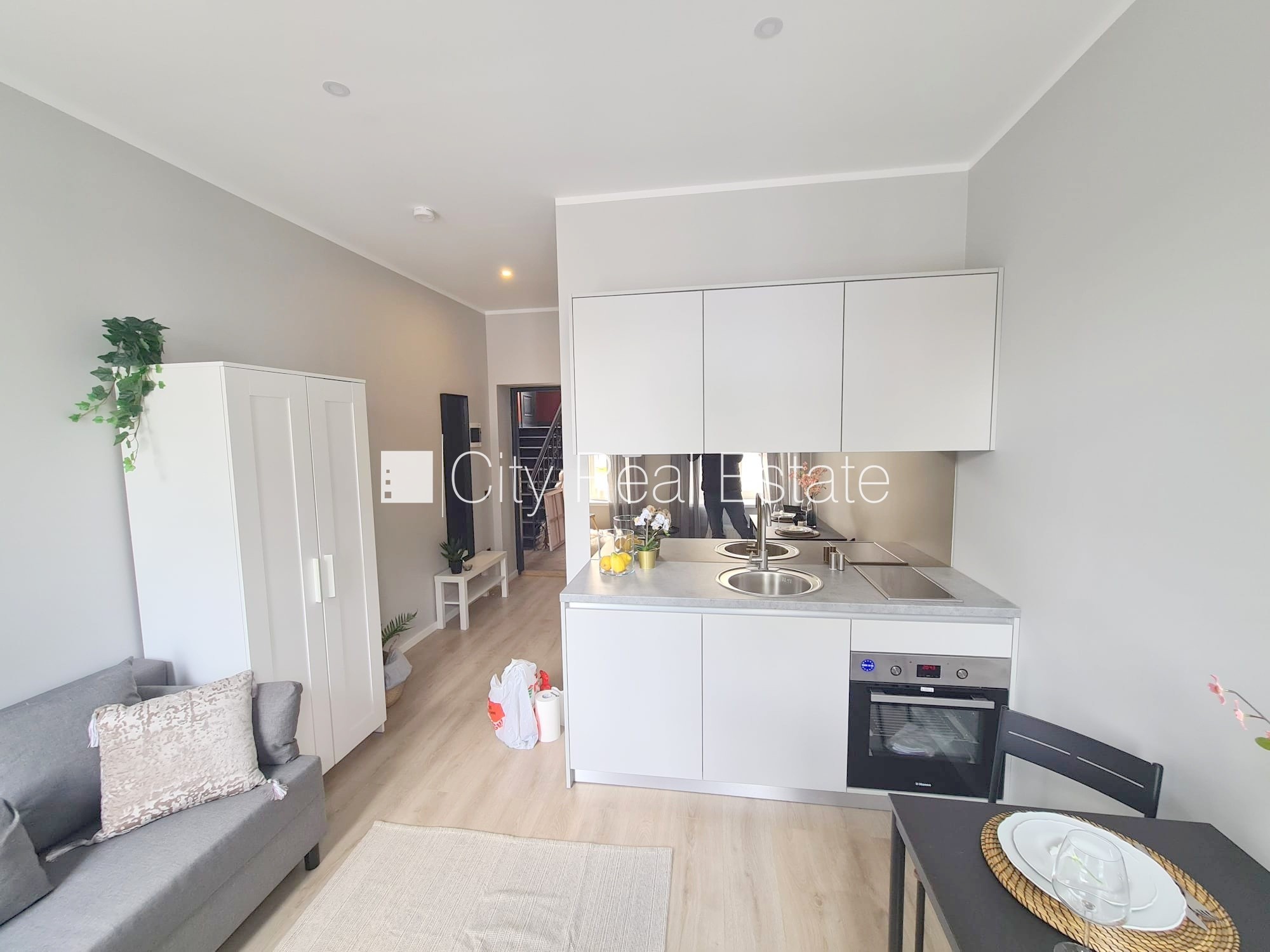 Sludinājumi. Fasādes māja, renovēta māja, slēgts pagalms, ieeja no ielas un pagalma, kāpņu telpa pēc kapitālā Cena: 320 EUR/mēn Foto #5