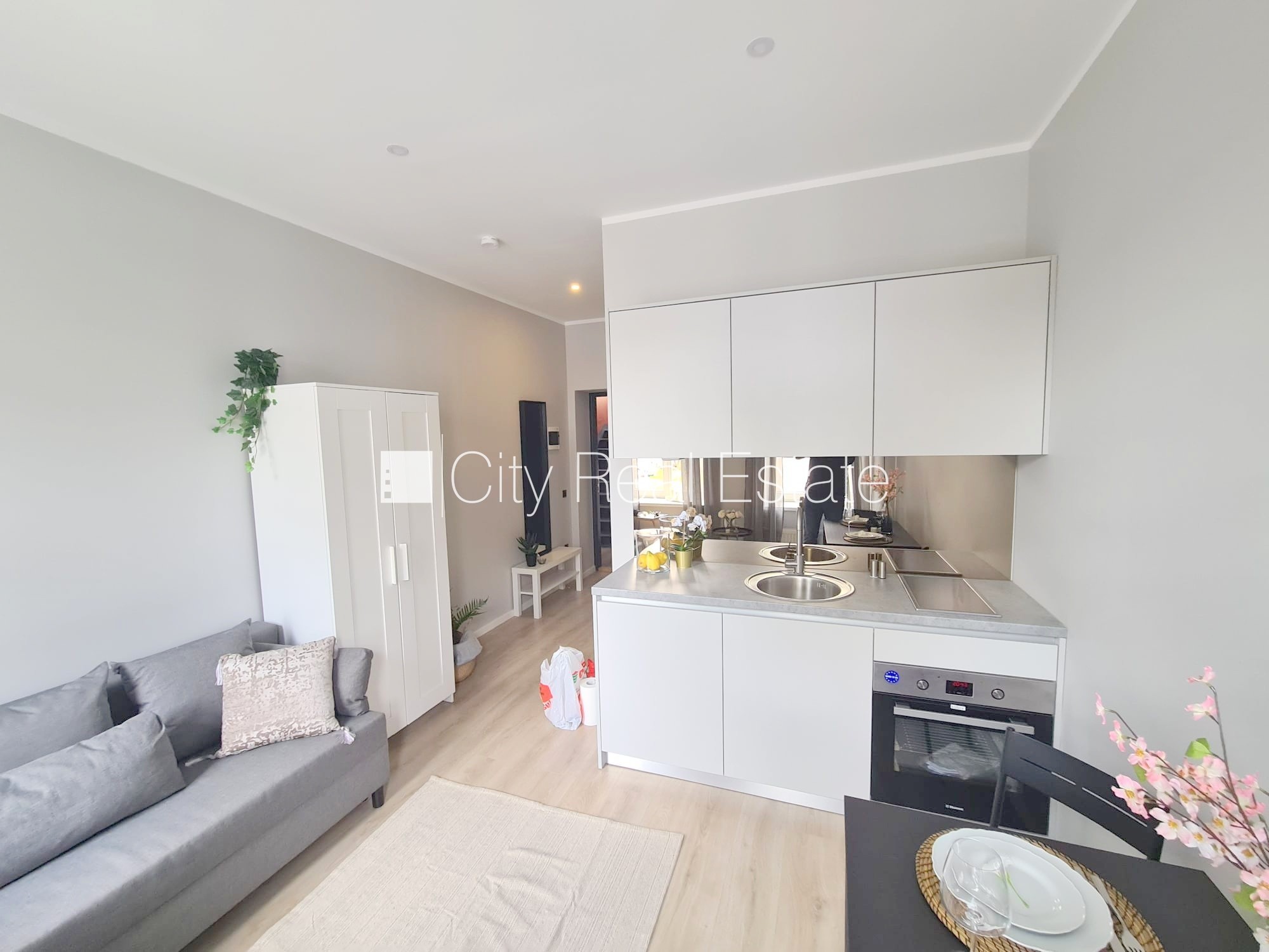 Sludinājumi. Fasādes māja, renovēta māja, slēgts pagalms, ieeja no ielas un pagalma, kāpņu telpa pēc kapitālā Cena: 320 EUR/mēn Foto #4